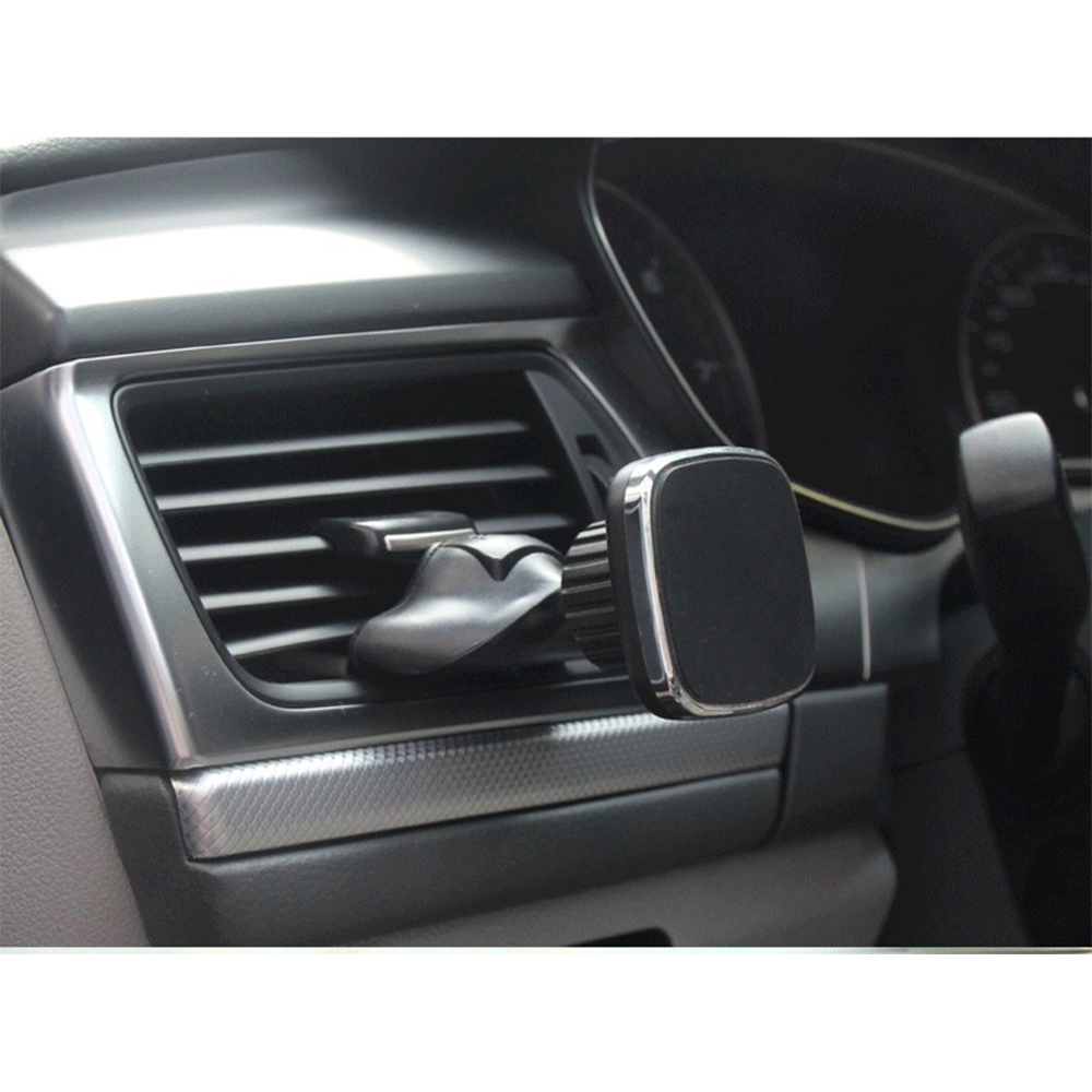Auto-Innenausstattung. Luftauslass mit Telefonhalterung. Armaturenbrett mit silberner Zierleiste, schwarzem Auslass und Telefonhalter.
