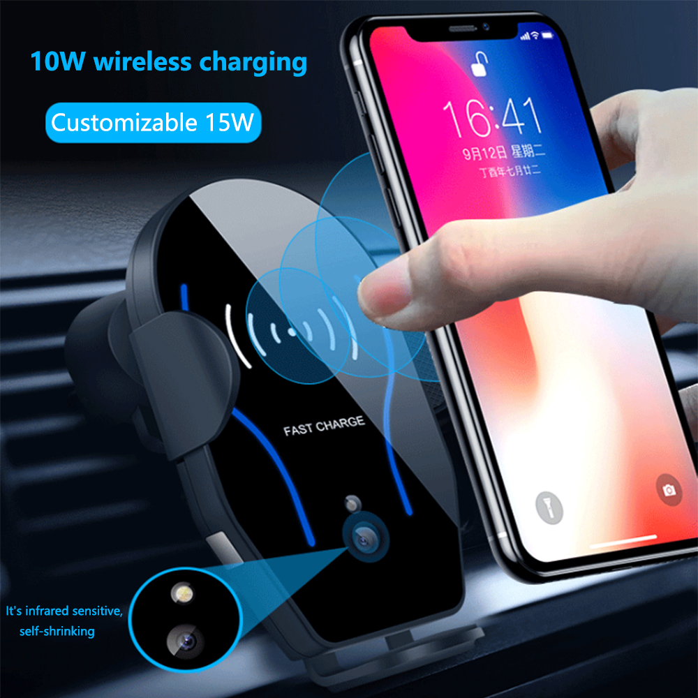 Ein Telefon wird auf ein kabelloses Ladegerät gelegt. Das Ladegerät ist schwarz mit blauen Akzenten. Der Telefonbildschirm zeigt Uhrzeit und Datum.
