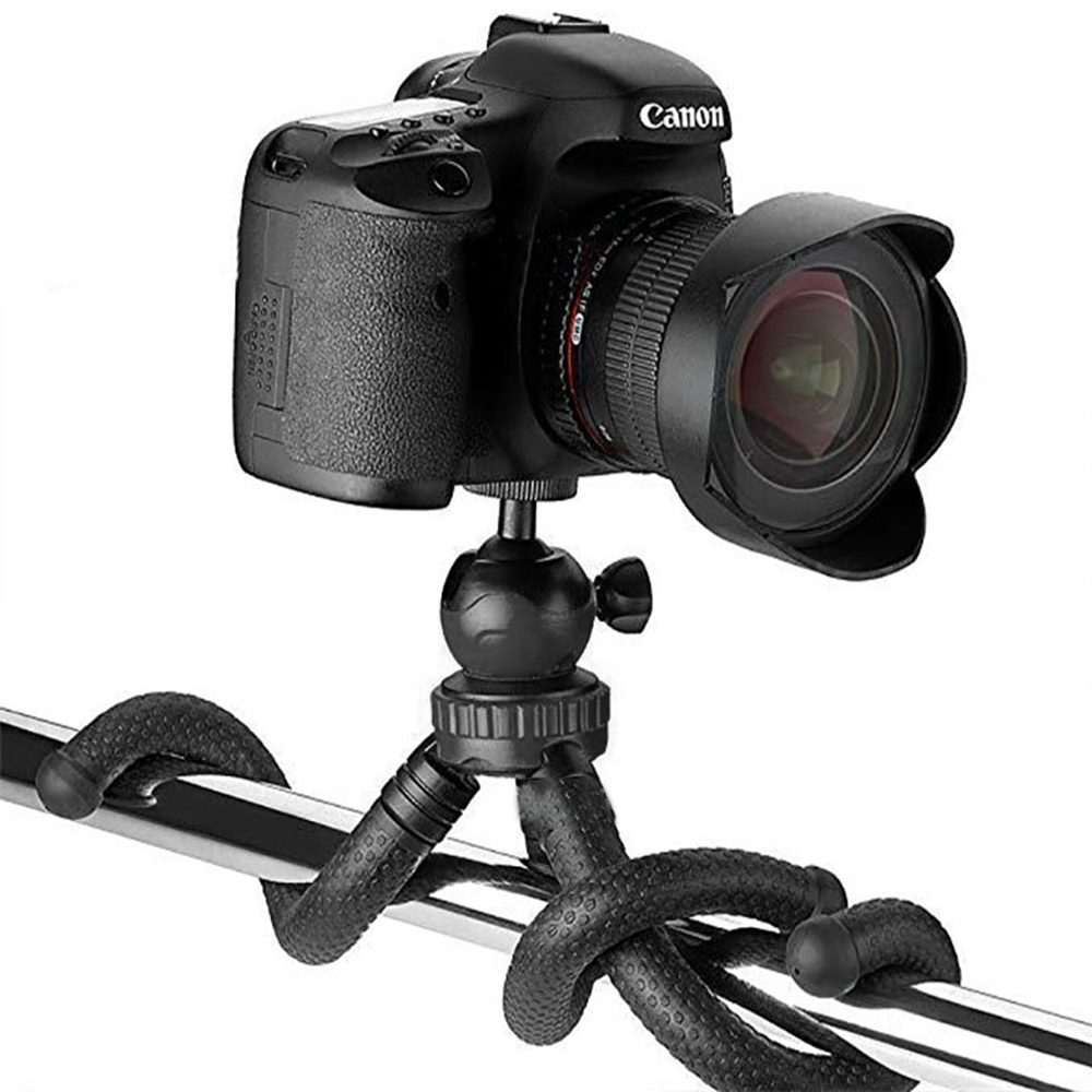 Eine schwarze Canon DSLR-Kamera ist auf einem flexiblen schwarzen Stativ montiert. Das Stativ ist an einer glänzenden Metallstange befestigt.