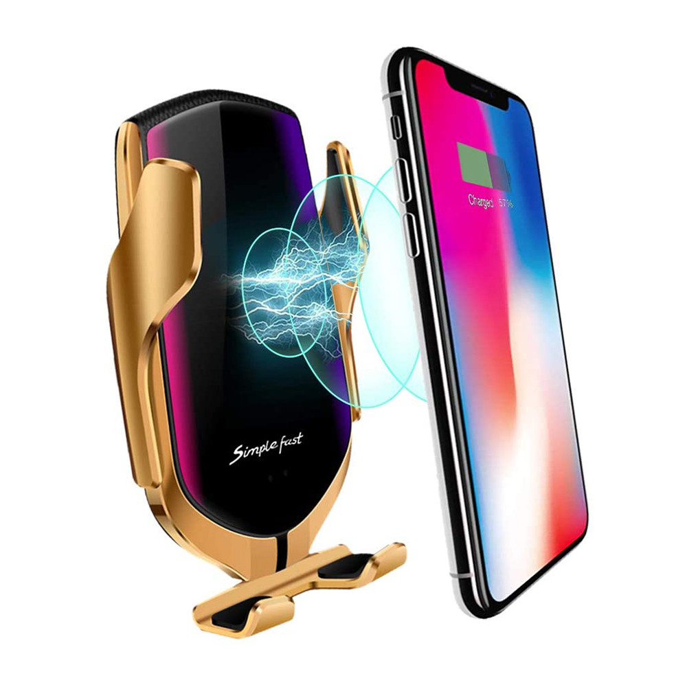 Ein Telefon wird drahtlos mit einer Autohalterung aufgeladen. Das Telefon zeigt den Ladestatus an. Die Halterung ist gold und schwarz.