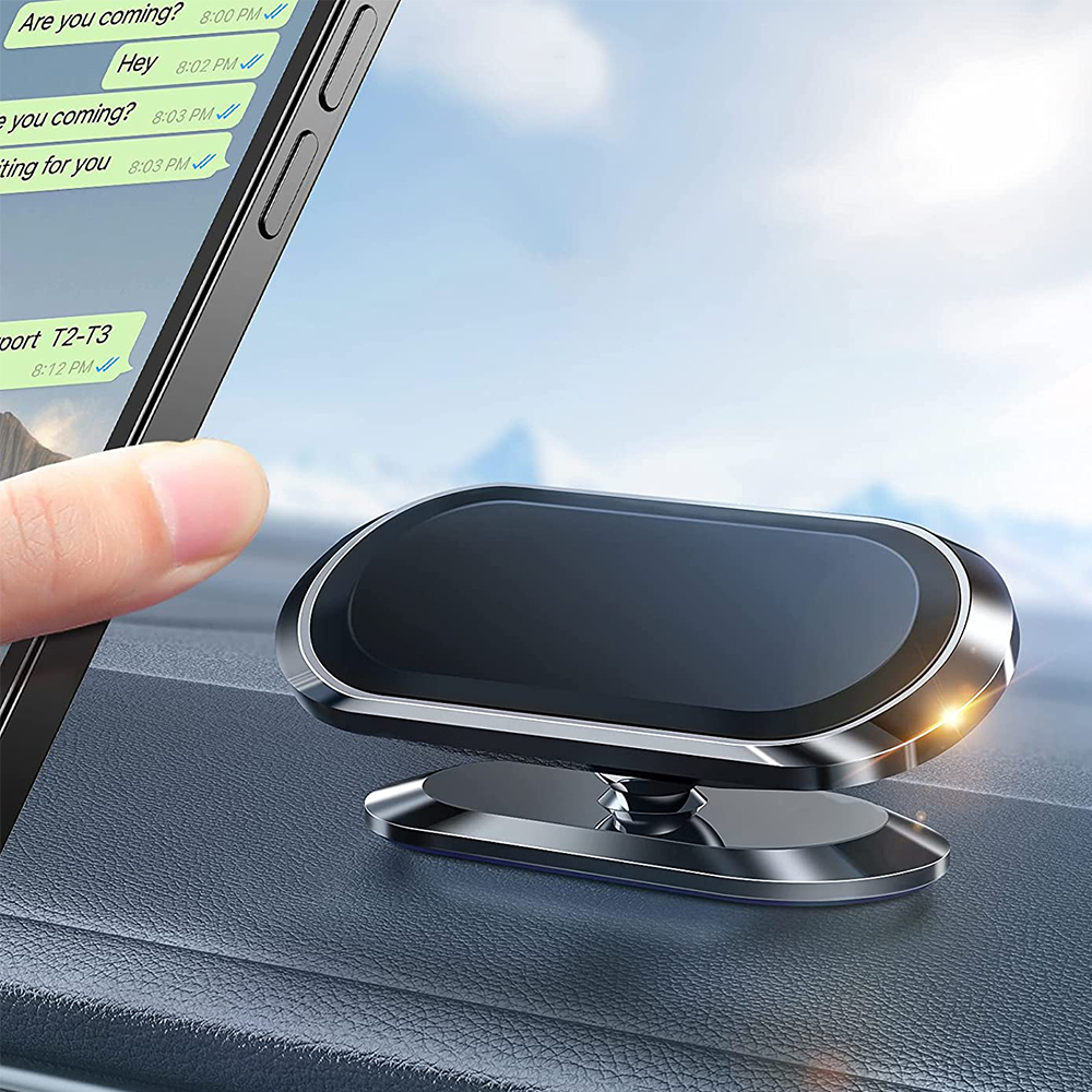 Ein Autohalter ist auf dem Armaturenbrett mit einem Telefon daneben, das eine Textnachricht anzeigt. Der Hintergrund ist ein klarer Himmel.