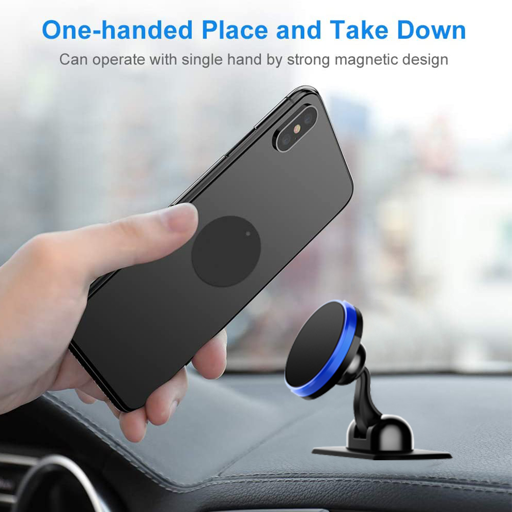Eine Hand hält ein schwarzes Telefon in der Nähe einer Autotelefonhalterung. Die Halterung ist schwarz mit blauem Rand. Der Hintergrund ist verschwommen.