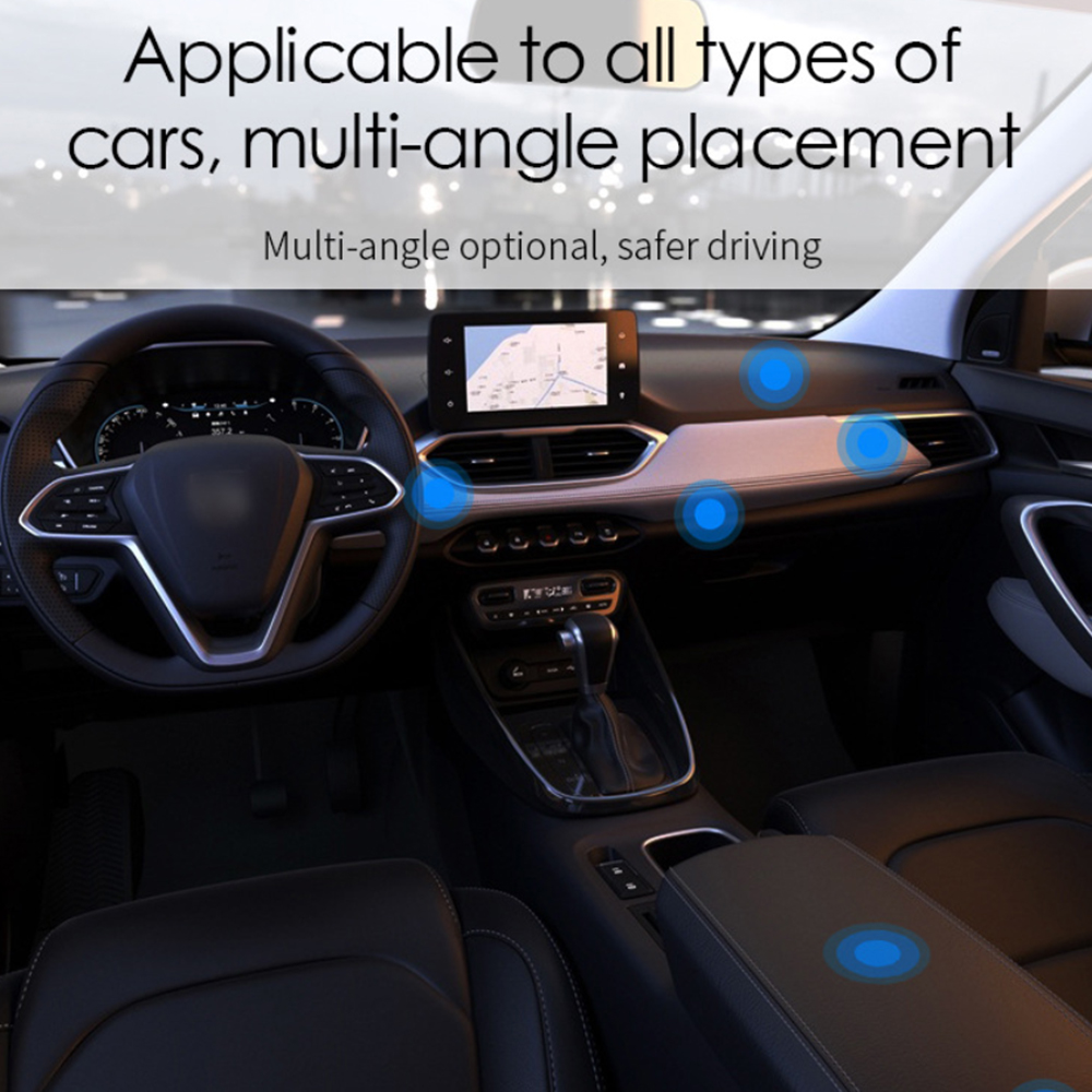 Autoinnenraum mit Lenkrad, Armaturenbrett, Navigationsbildschirm und Text, der Multi-Winkel-Platzierung und sicheres Fahren anzeigt.