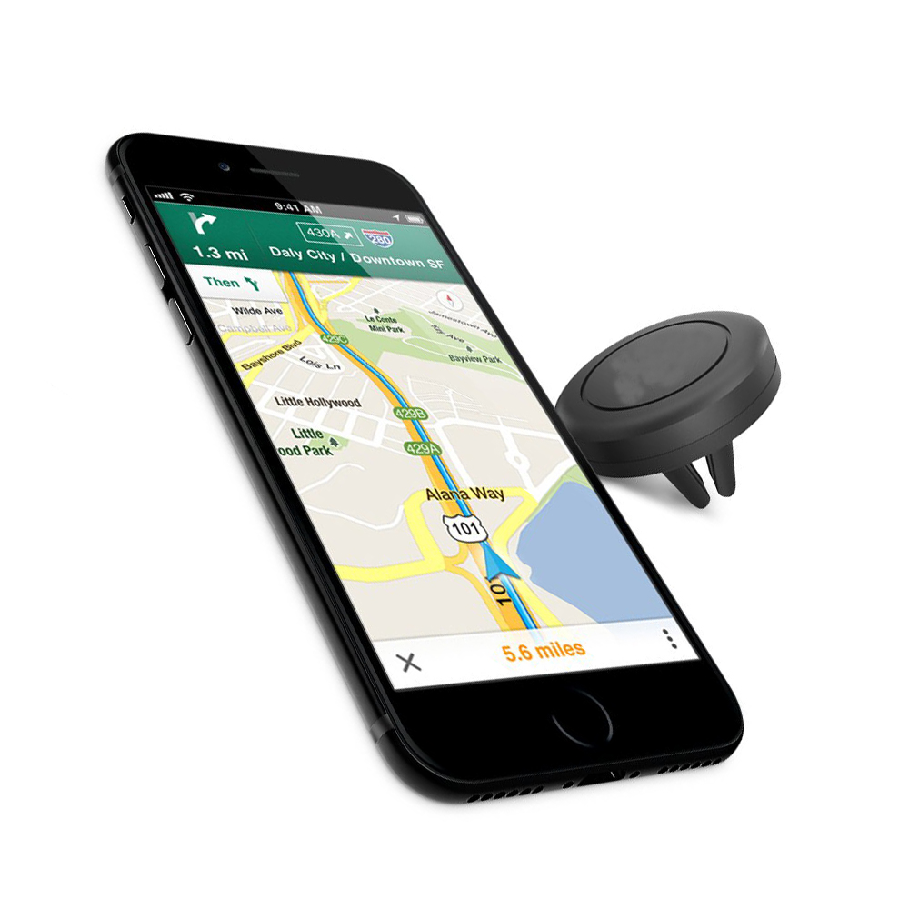 Ein schwarzes Smartphone zeigt eine Navigationskarte. Daneben befindet sich eine schwarze Lüftungshalterung. Weißer Hintergrund.