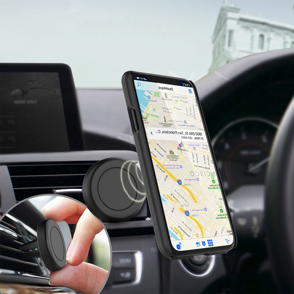 Ein Telefon mit Karte ist mit einem magnetischen Halter im Auto befestigt. Eine Hand hält einen ähnlichen Halter. Im Hintergrund ist ein Gebäude zu sehen.