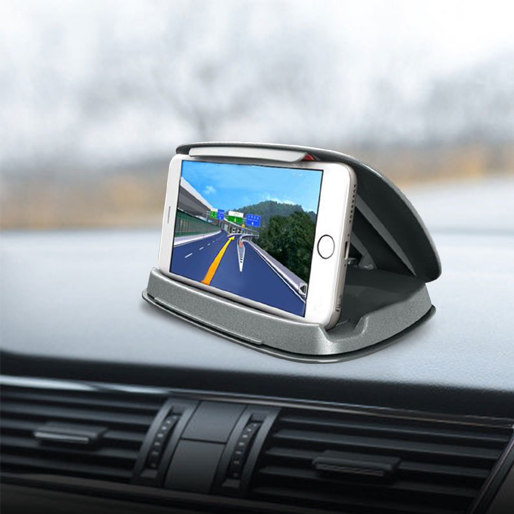 Ein Smartphone mit Navigations-App in einer Halterung auf dem Armaturenbrett. Der Bildschirm zeigt eine Straße mit gelber Linie.