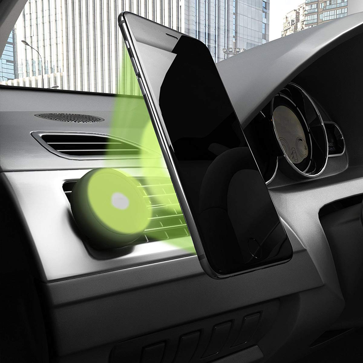 Ein Smartphone wird mit einem Magnethalter an der Lüftung eines Autos befestigt. Grünes Licht geht vom Halter aus.