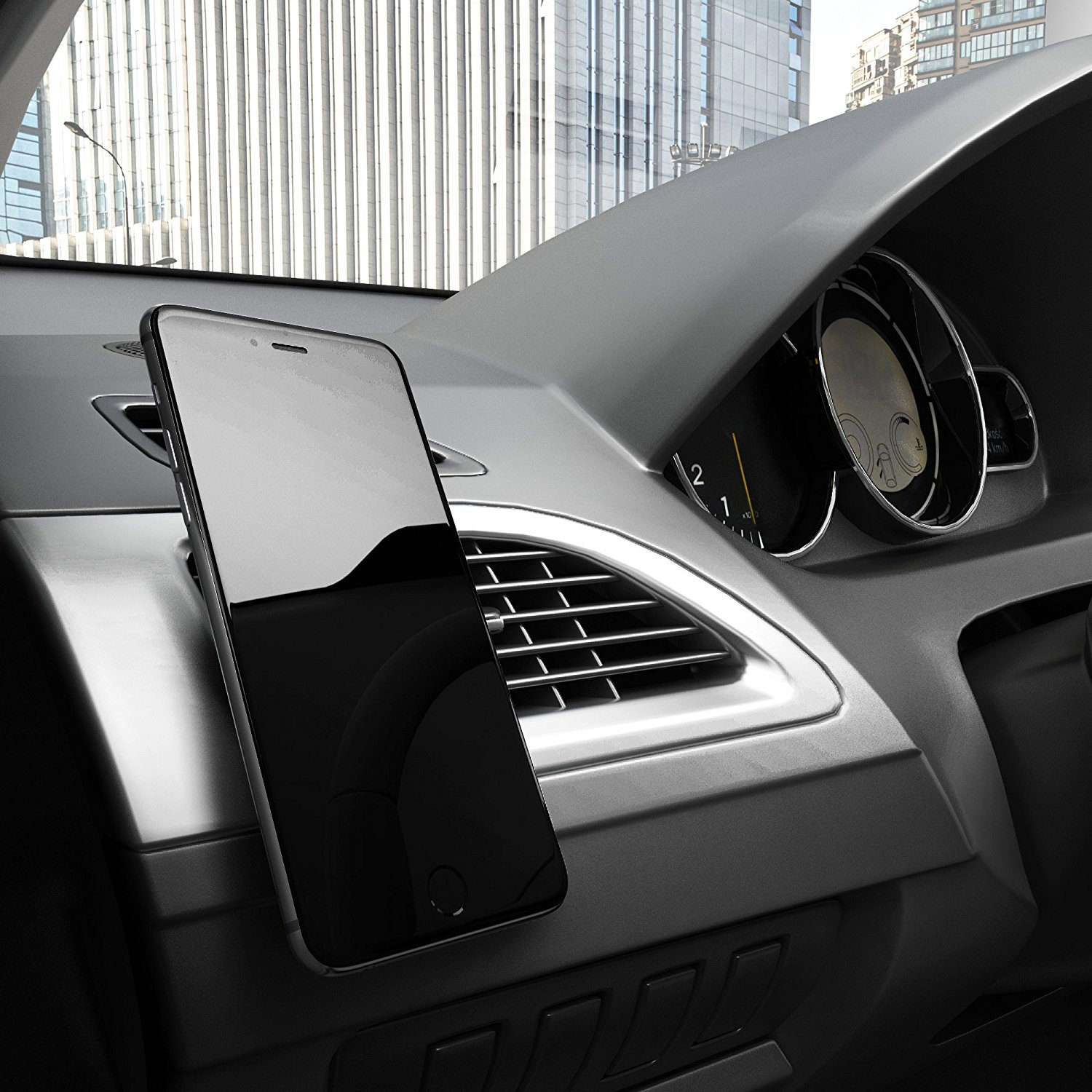 Ein Smartphone ist in einem Auto montiert. Das Armaturenbrett ist sichtbar. Im Hintergrund sind Gebäude zu sehen.