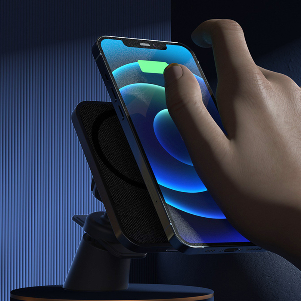 Eine Hand berührt ein Telefon mit einem Ladesymbol. Das Telefon steht auf einem Ständer. Der Hintergrund ist eine blaue Wand.
