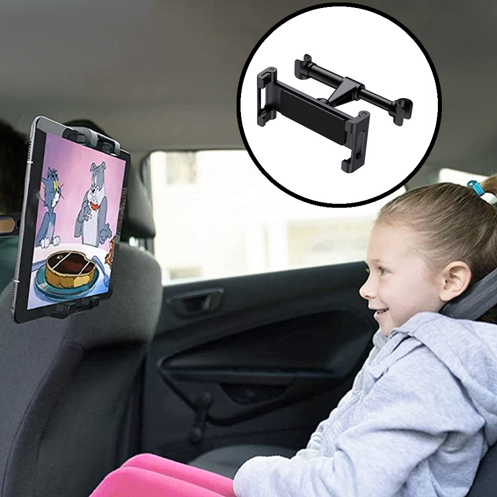 Ein Mädchen sieht sich im Auto ein Tablet an, das an einer Kopfstütze befestigt ist. Ein Cartoon läuft. Ein Halter ist in einem Kreis.