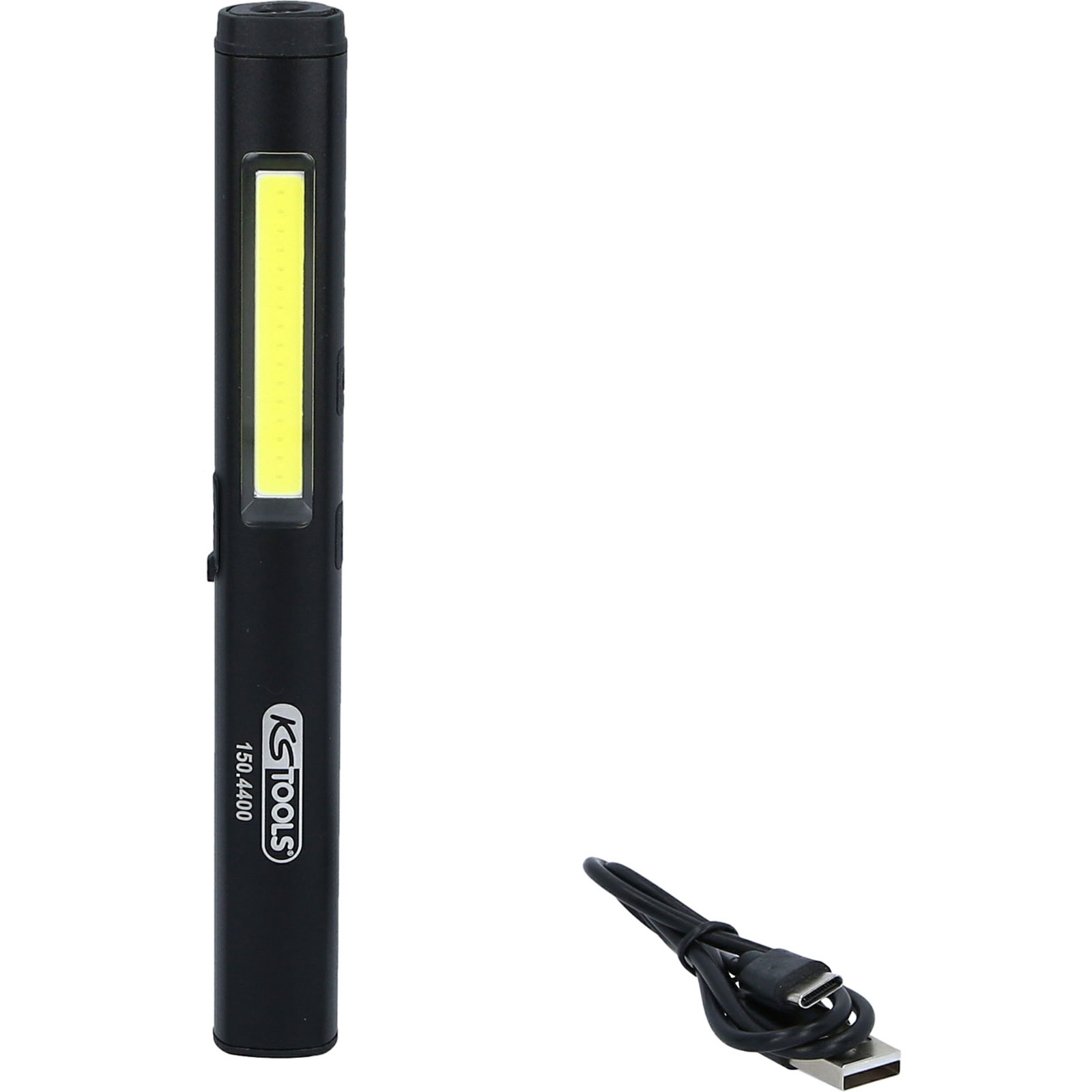 Eine schwarze LED-Taschenlampe mit gelbem Lichtbalken links. Ein schwarzes USB-Kabel rechts.