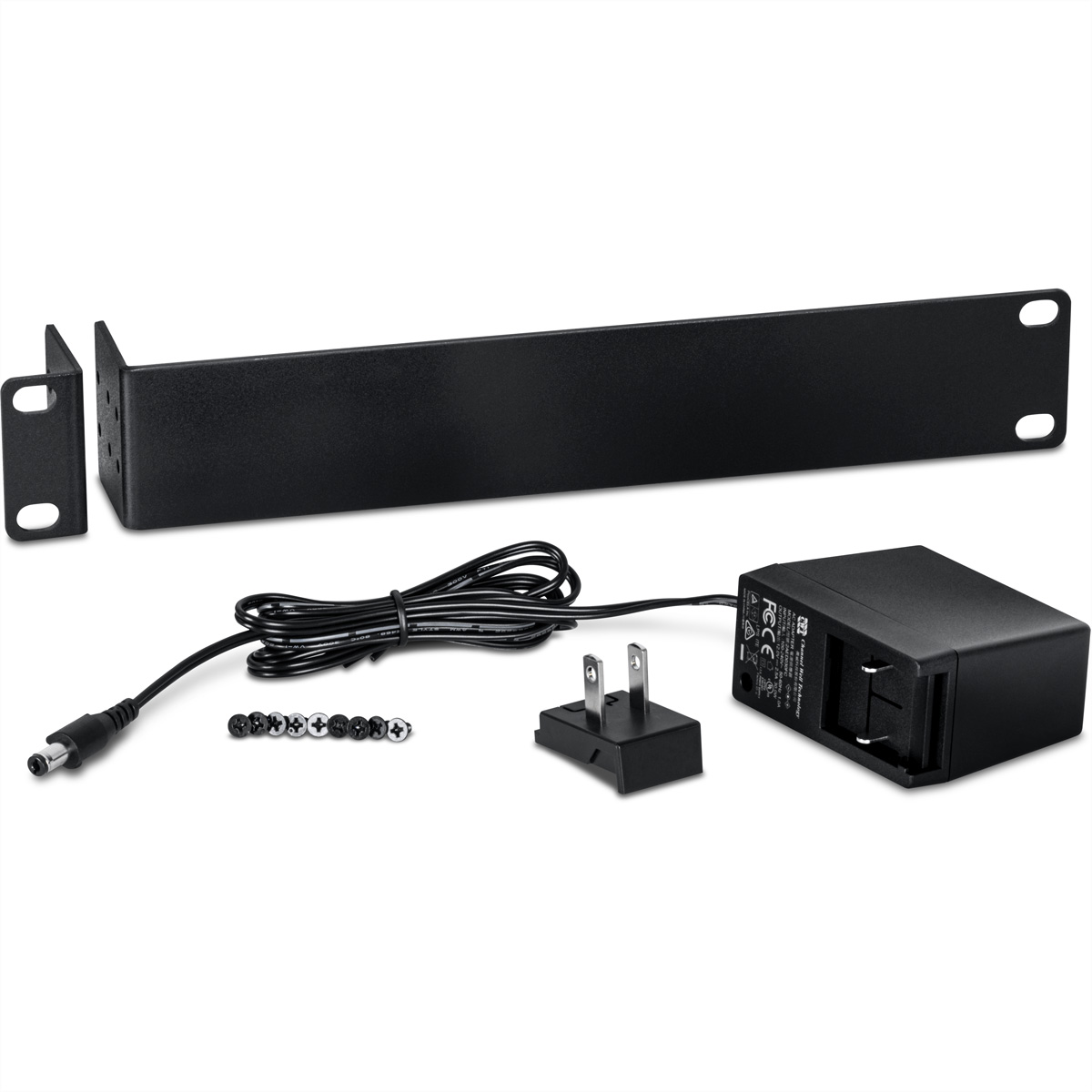 Schwarze Rack-Mount-Hardware mit Netzteil, AC-Adapter, Schrauben und Kabel auf weißem Hintergrund.