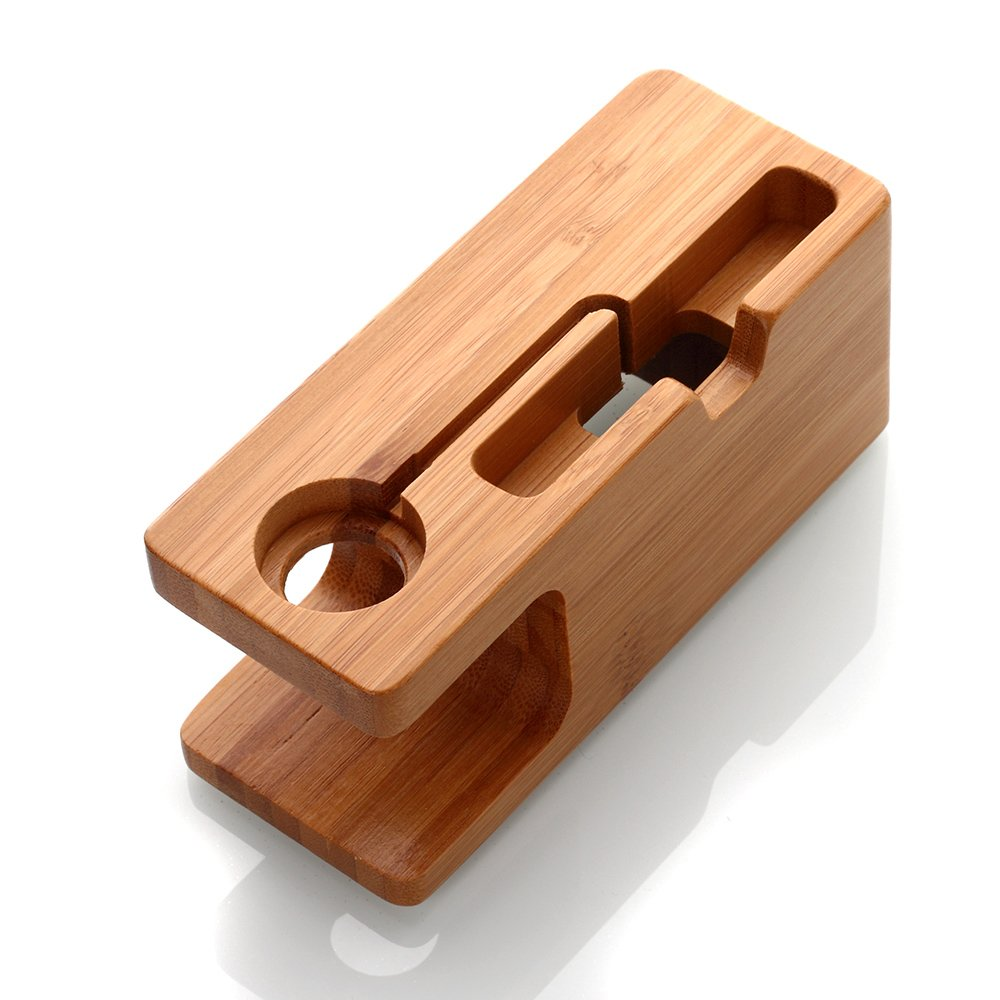 Ein Handy-Ständer aus Holz mit mehreren Schlitzen. Er besteht aus hellbraunem Bambus und hat ein kreisförmiges Loch und rechteckige Schlitze.