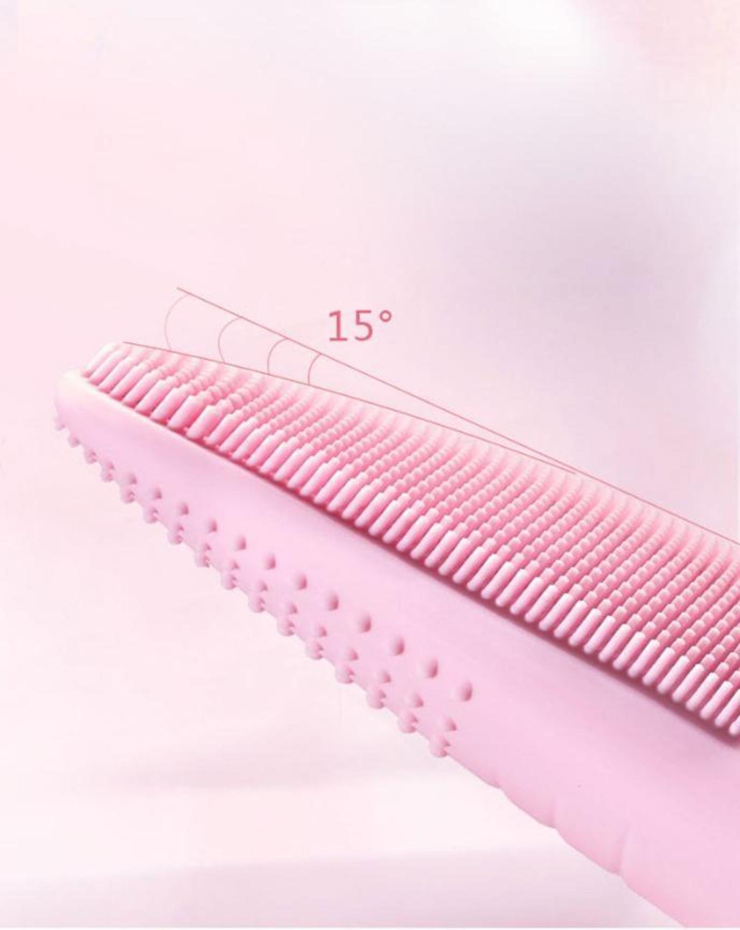 Eine rosa Gesichtsbürste mit weichen Borsten und kleinen Noppen an der Seite, die in einem Winkel von 15 Grad gehalten wird.