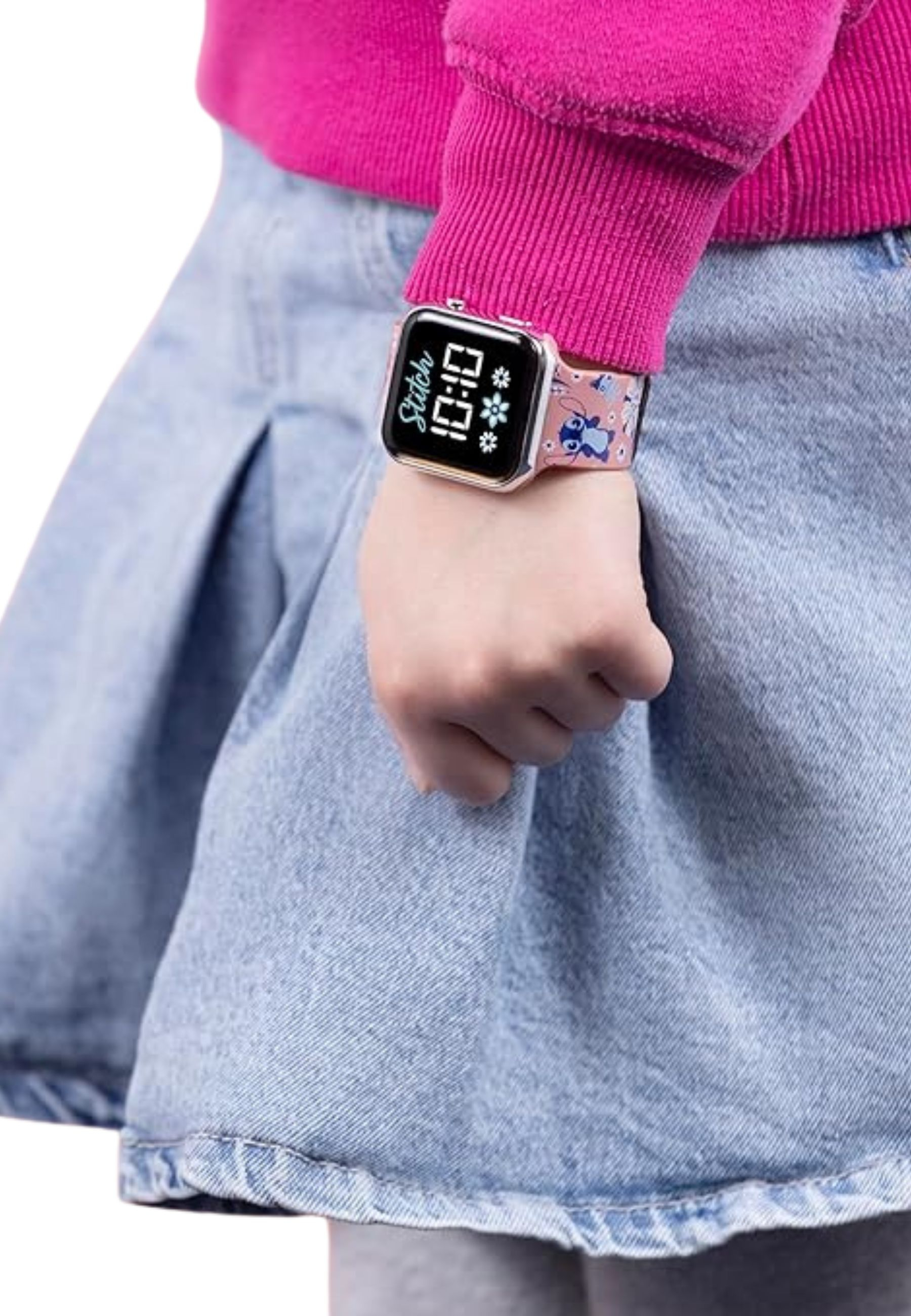 Kinderhand mit Stitch-Uhr. Die Uhr hat ein rosa Armband und zeigt die Uhrzeit an.