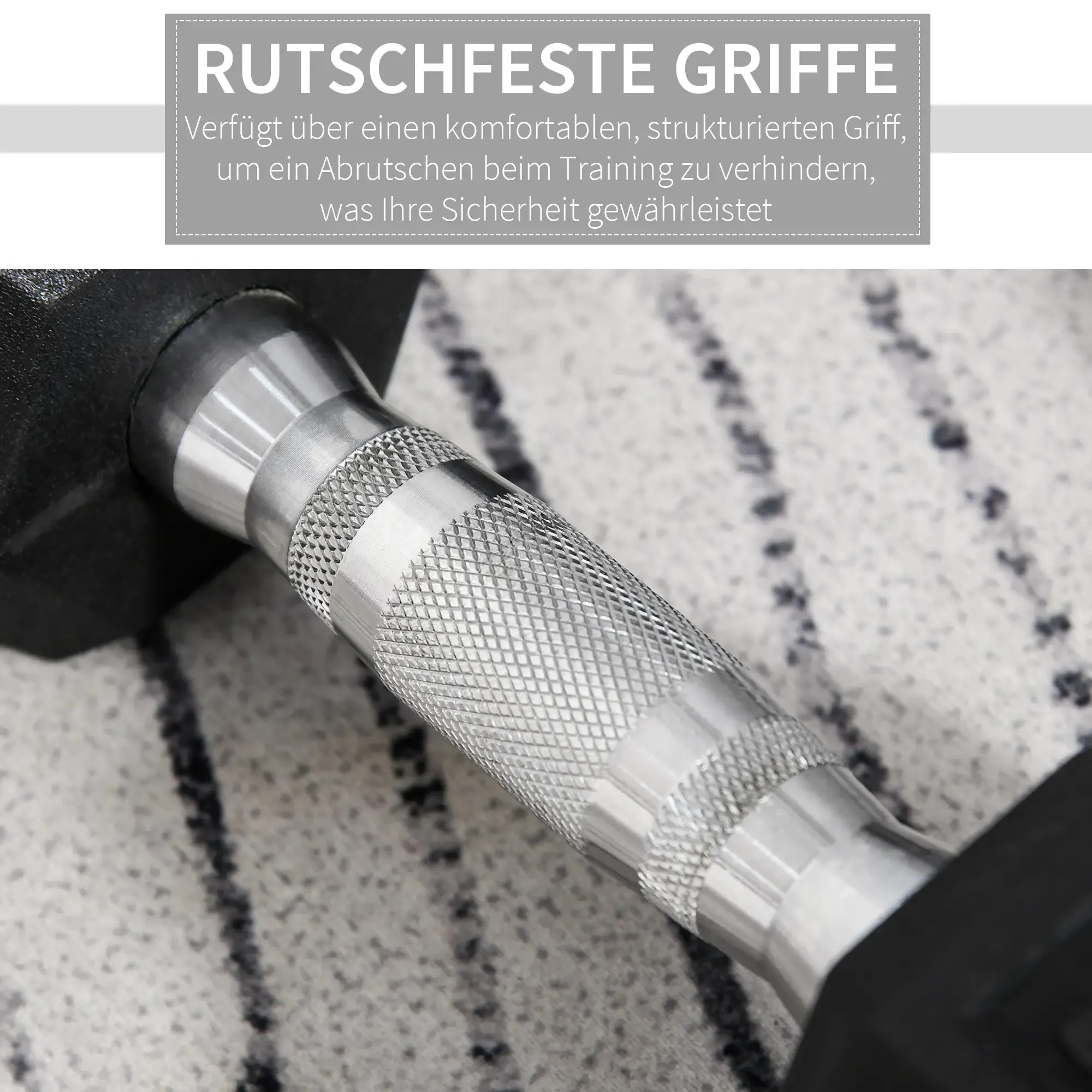 Nahaufnahme eines Hantelgriffs. Der strukturierte silberne Griff ist im Fokus, der Hintergrund ist ein gemusterter Teppich.