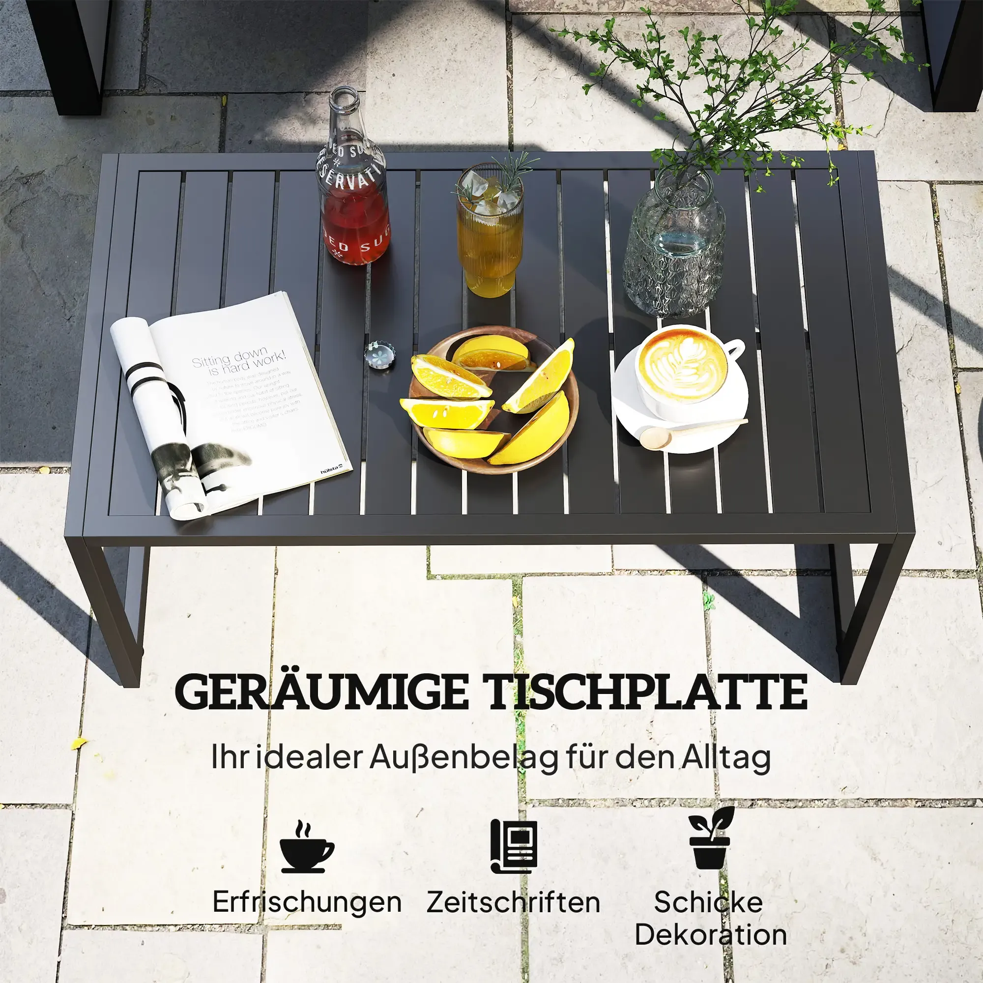 Ein Tisch mit Getränken, Essen und einer Zeitschrift. Enthält eine Kaffeetasse, Zitronenscheiben und eine Glasvase mit grünen Pflanzen.