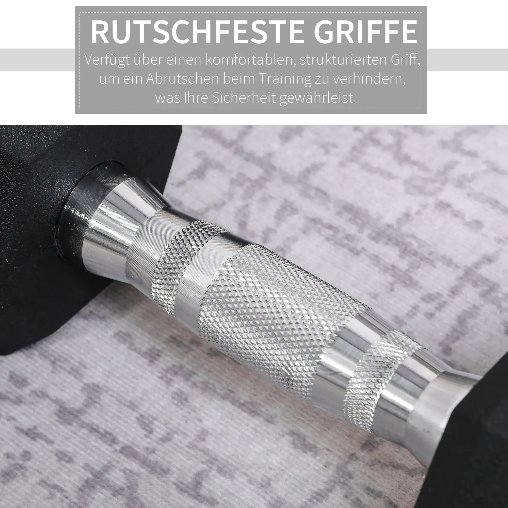 Nahaufnahme eines Hantelgriffs mit strukturiertem silbernem Griff. Hintergrund ist eine gemusterte, helle Oberfläche.