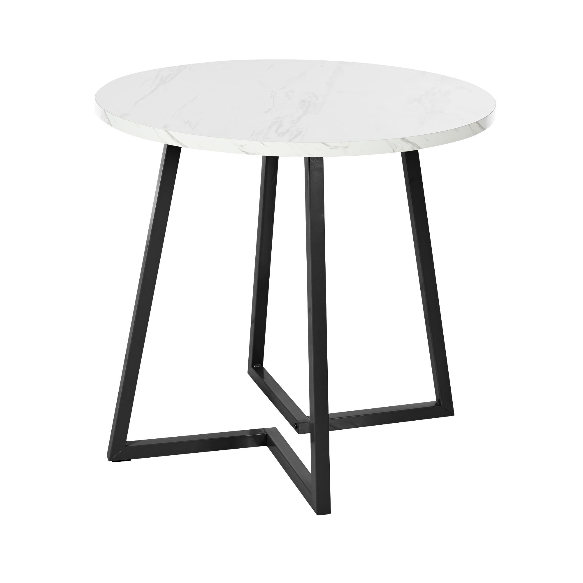 Ein runder Tisch mit weißer Marmoroptik und schwarzen Metallbeinen. Die Beine bilden ein V.