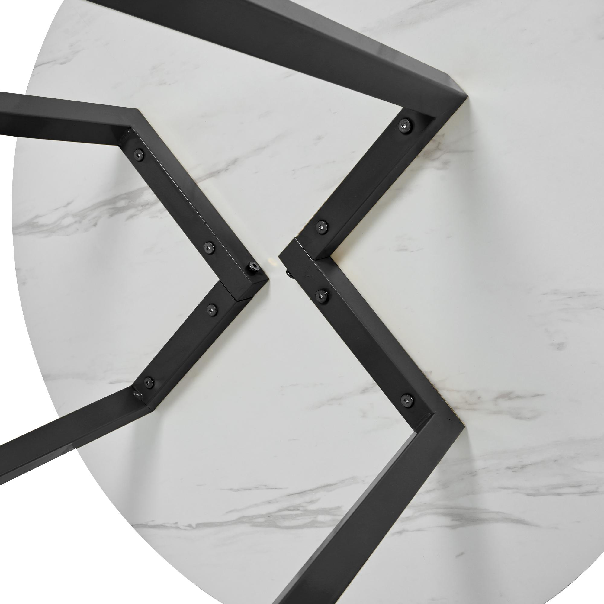 Ein weißer Marmortisch mit schwarzen Metallbeinen, von unten betrachtet. Die Beine bilden ein geometrisches Muster, befestigt mit Schrauben.