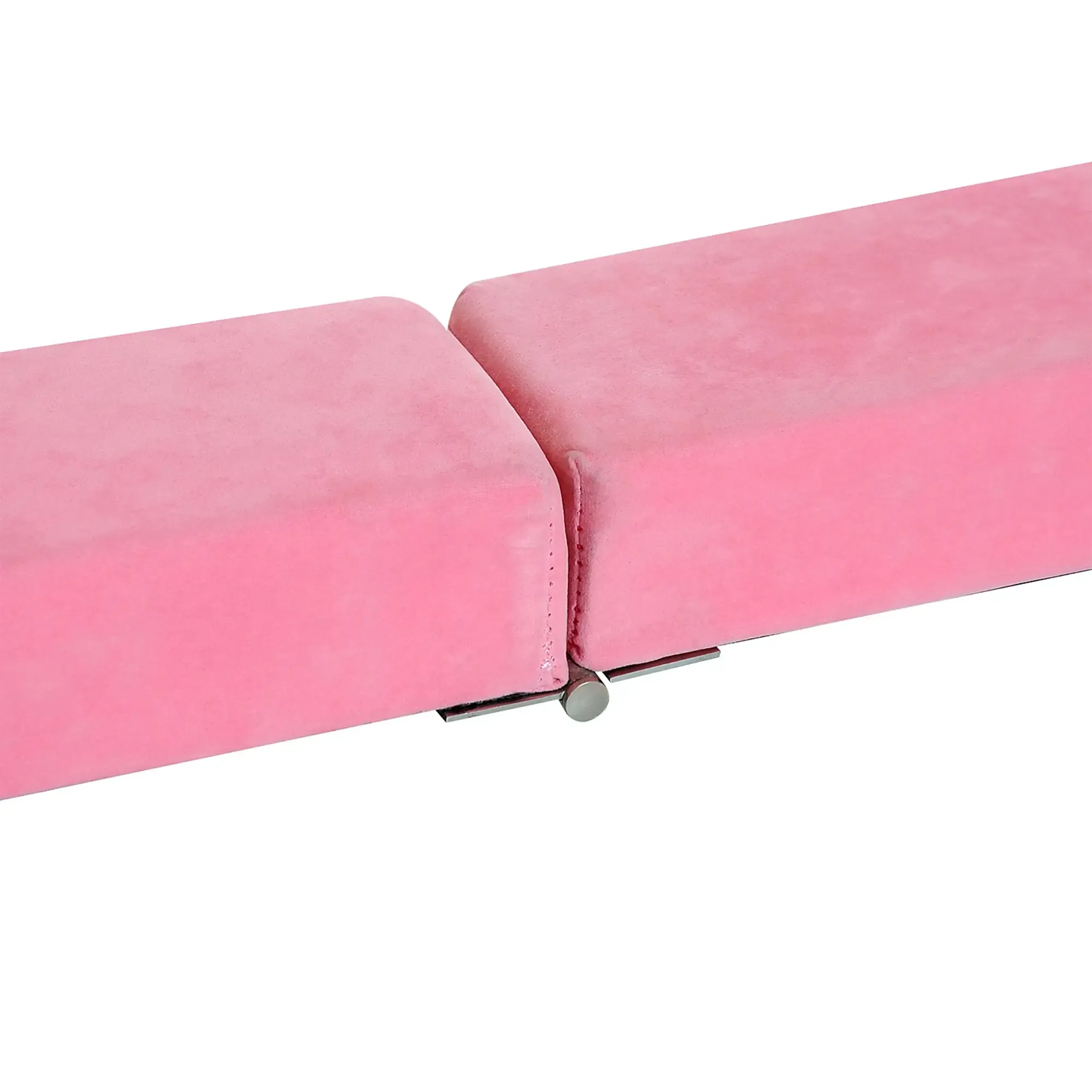 Rosa, gepolsterte Schwebebalken-Segmente, verbunden durch ein silbernes Scharnier. Weißer Hintergrund.