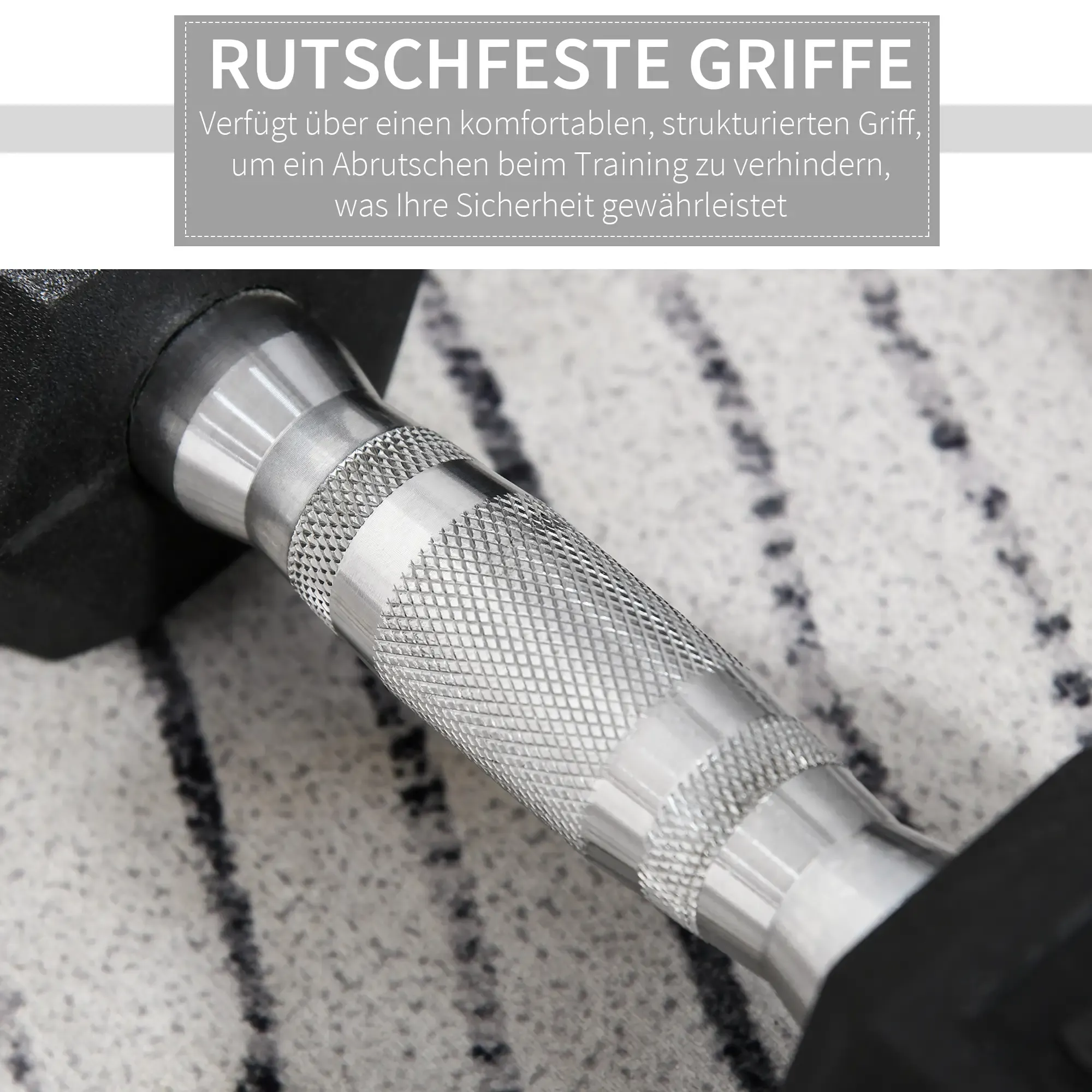 Nahaufnahme eines Hantelgriffs. Er ist silberfarben und strukturiert. Der Hintergrund ist eine hell gemusterte Oberfläche.