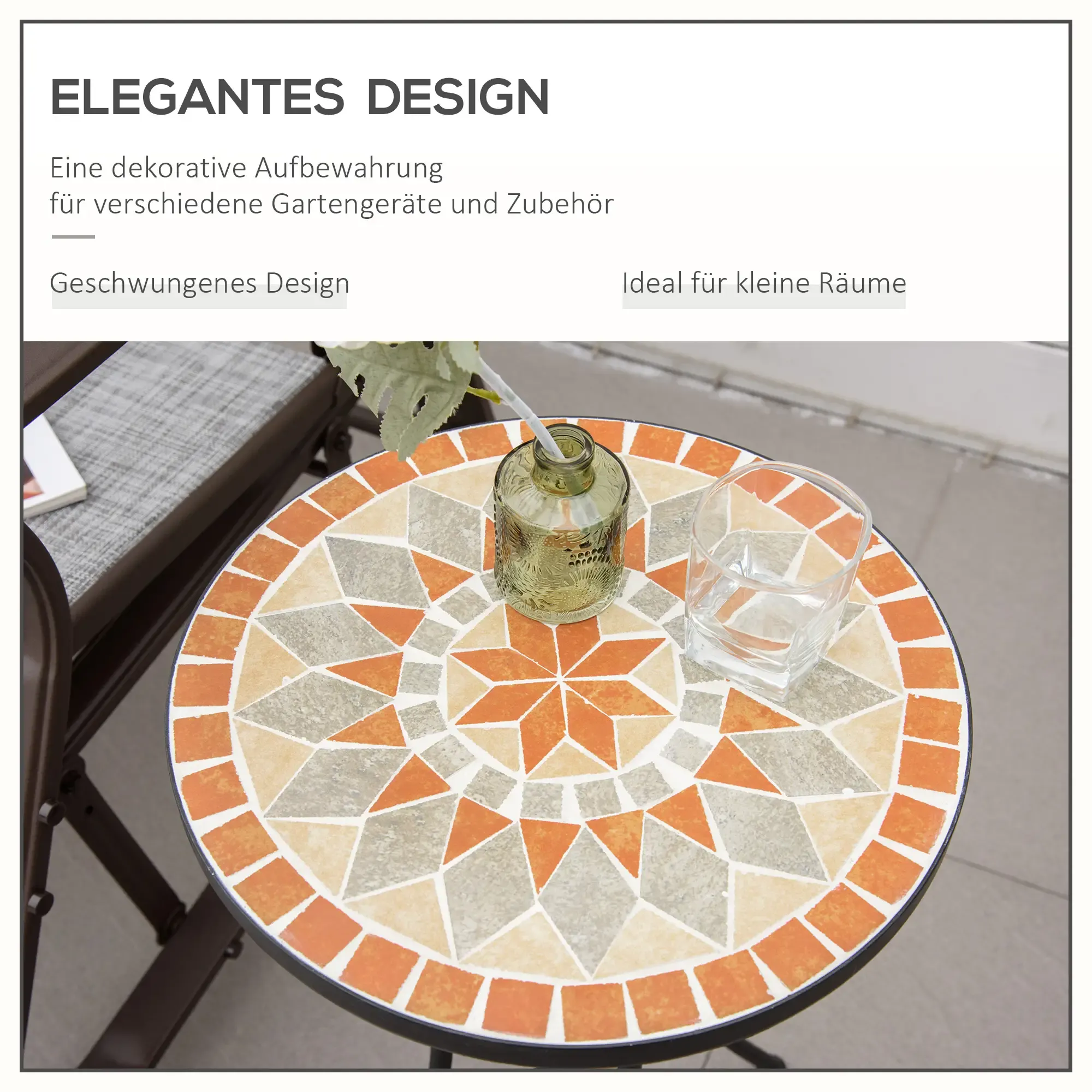 Ein Mosaiktisch mit einer Vase und einem Glas darauf. Der Tisch hat orange, beige und graue Fliesen und einen schwarzen Metallrand.