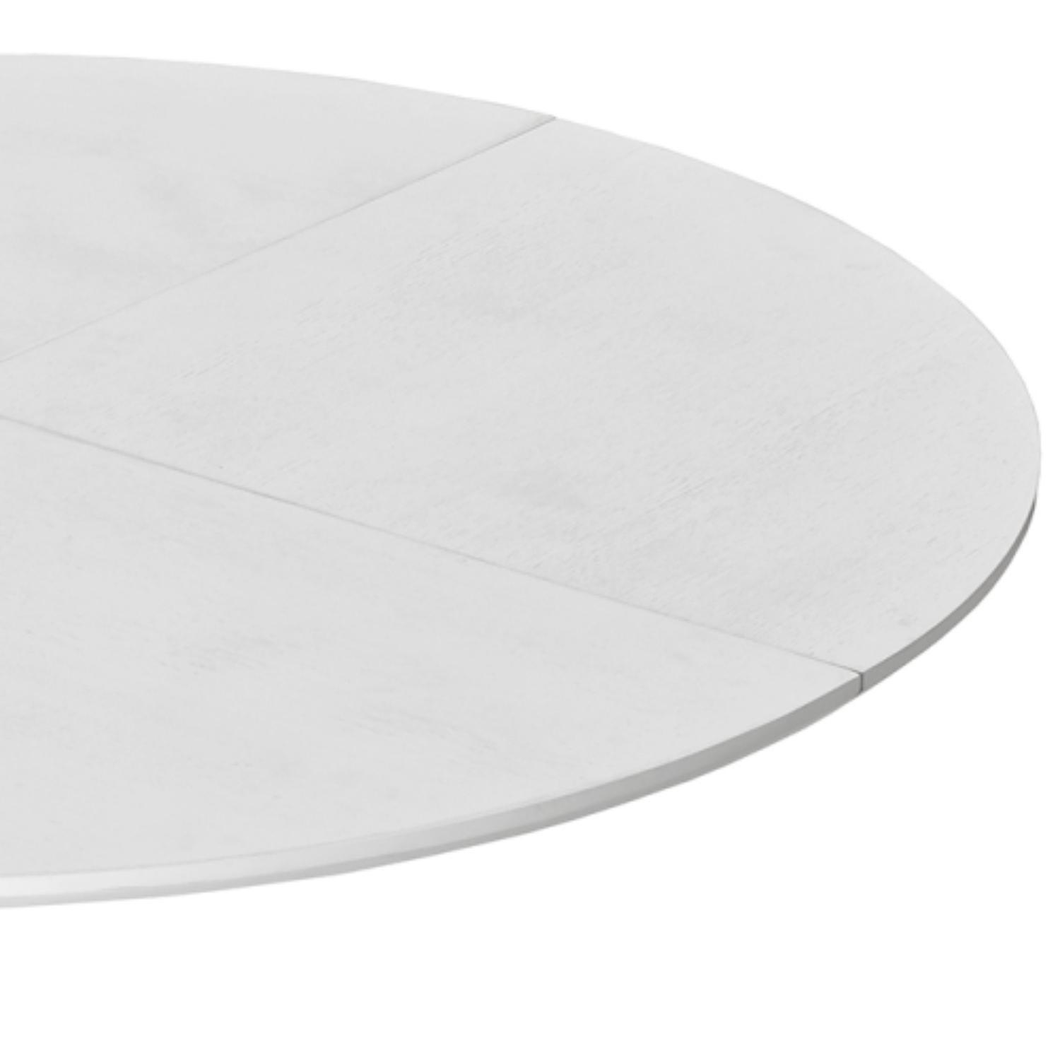 Nahaufnahme einer weißen, runden Tischoberfläche. Die Oberfläche ist in Abschnitte unterteilt, die die Holzmaserung zeigen.