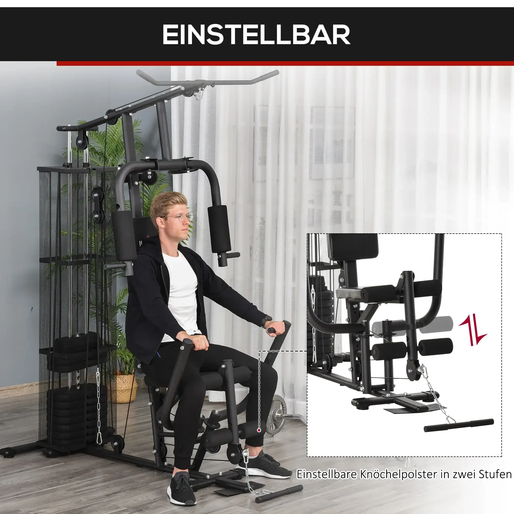 Ein Mann sitzt auf einer Heimtrainingsmaschine. Die Maschine ist schwarz mit Gewichten. Im Hintergrund ist eine Pflanze und ein Fenster.