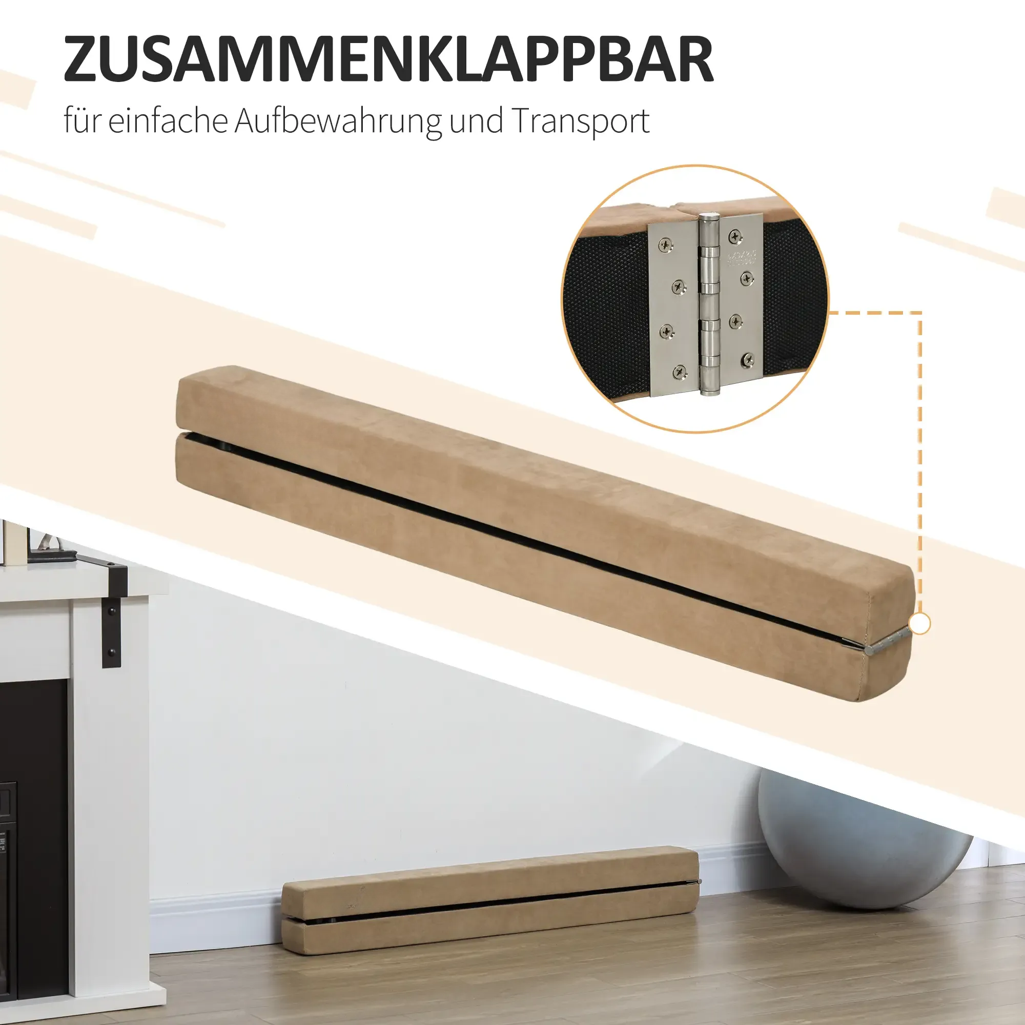Ein zusammenklappbarer Schwebebalken in Beige mit Scharnierdetails. Er liegt auf einem Holzboden in der Nähe einer weißen Wand.