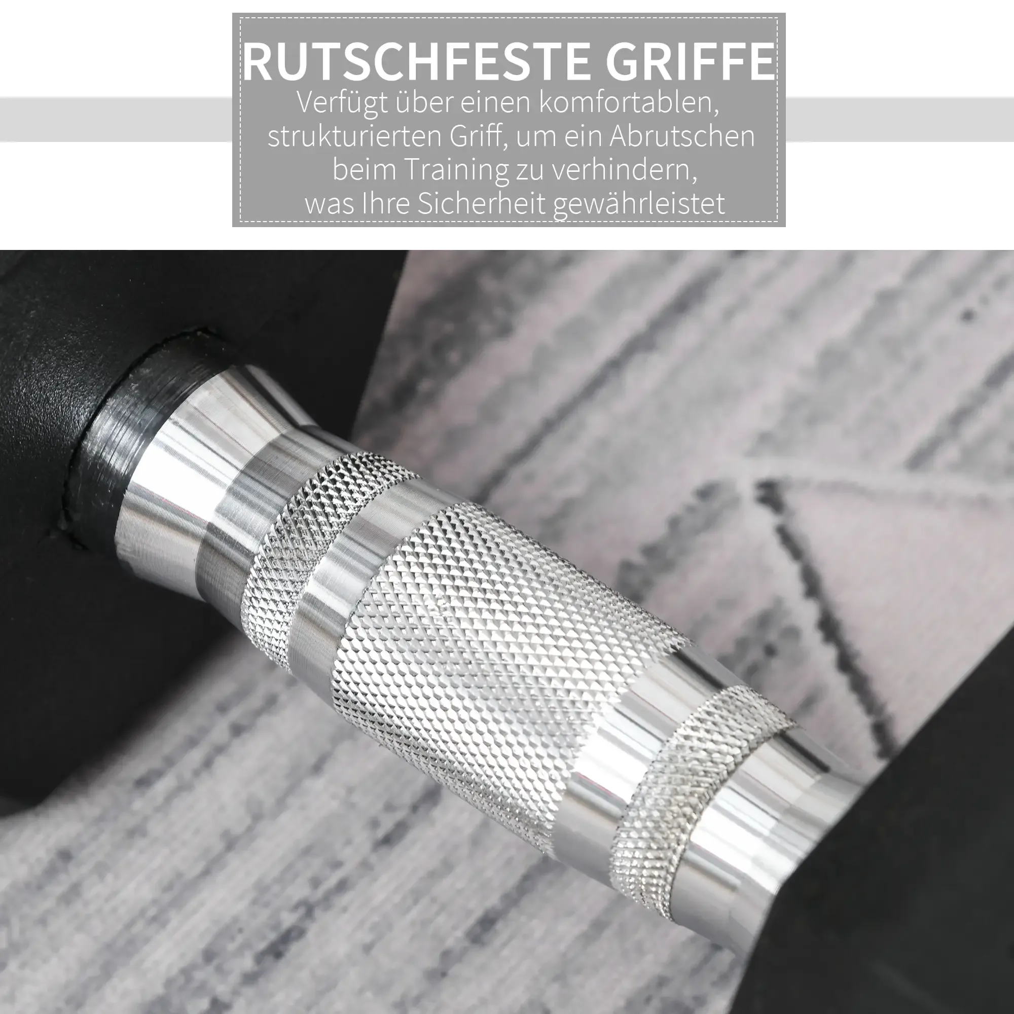 Nahaufnahme einer Hantel. Der Griff ist silber und strukturiert. Das Ende ist schwarz.