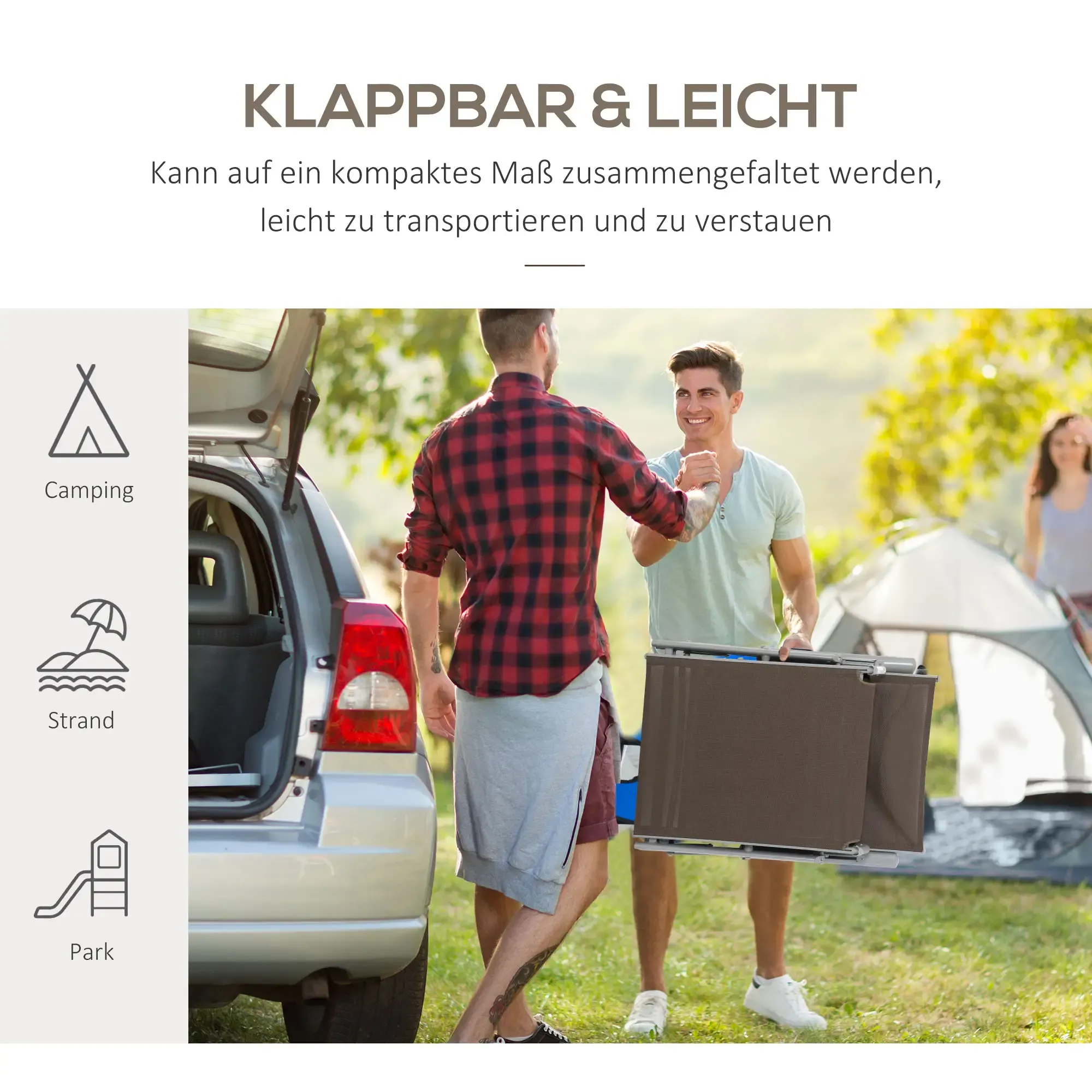 Zwei Männer geben sich die Hand in der Nähe eines Autos, einer hält einen Klappstuhl. Ein Zelt und eine Frau sind im Hintergrund.