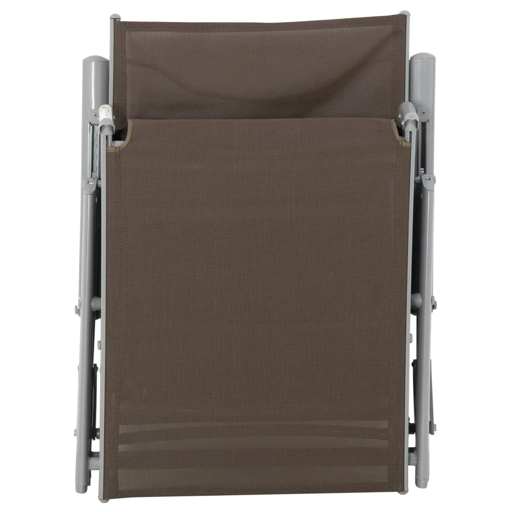 Ein zusammengeklappter brauner und grauer Outdoor-Stuhl ist vor einem weißen Hintergrund zentriert. Der Stuhl besteht aus Metall und Stoff.