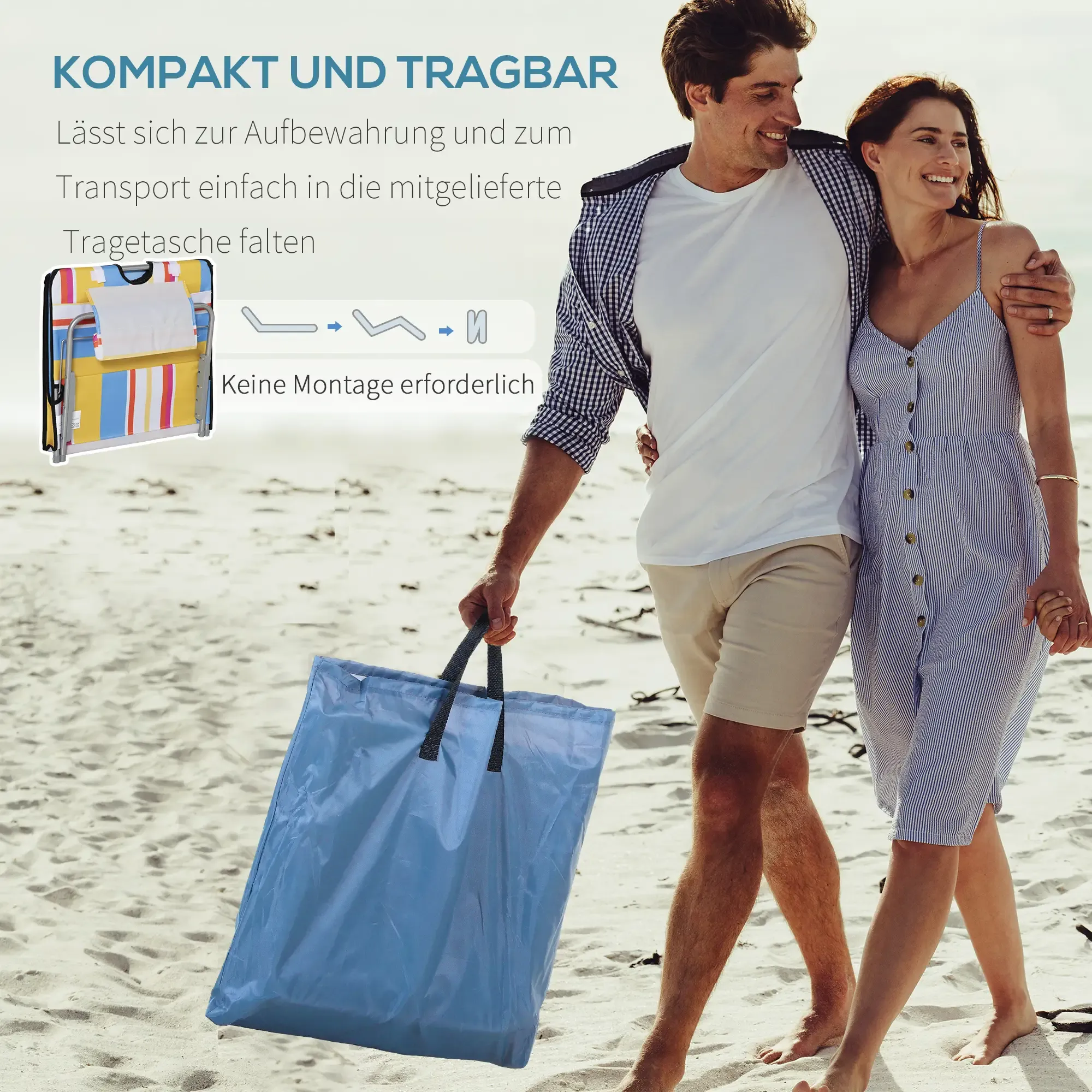 Ein Paar geht am Strand. Der Mann trägt eine blaue Tasche. Sie sind in der Nähe eines zusammengeklappten Strandstuhls.