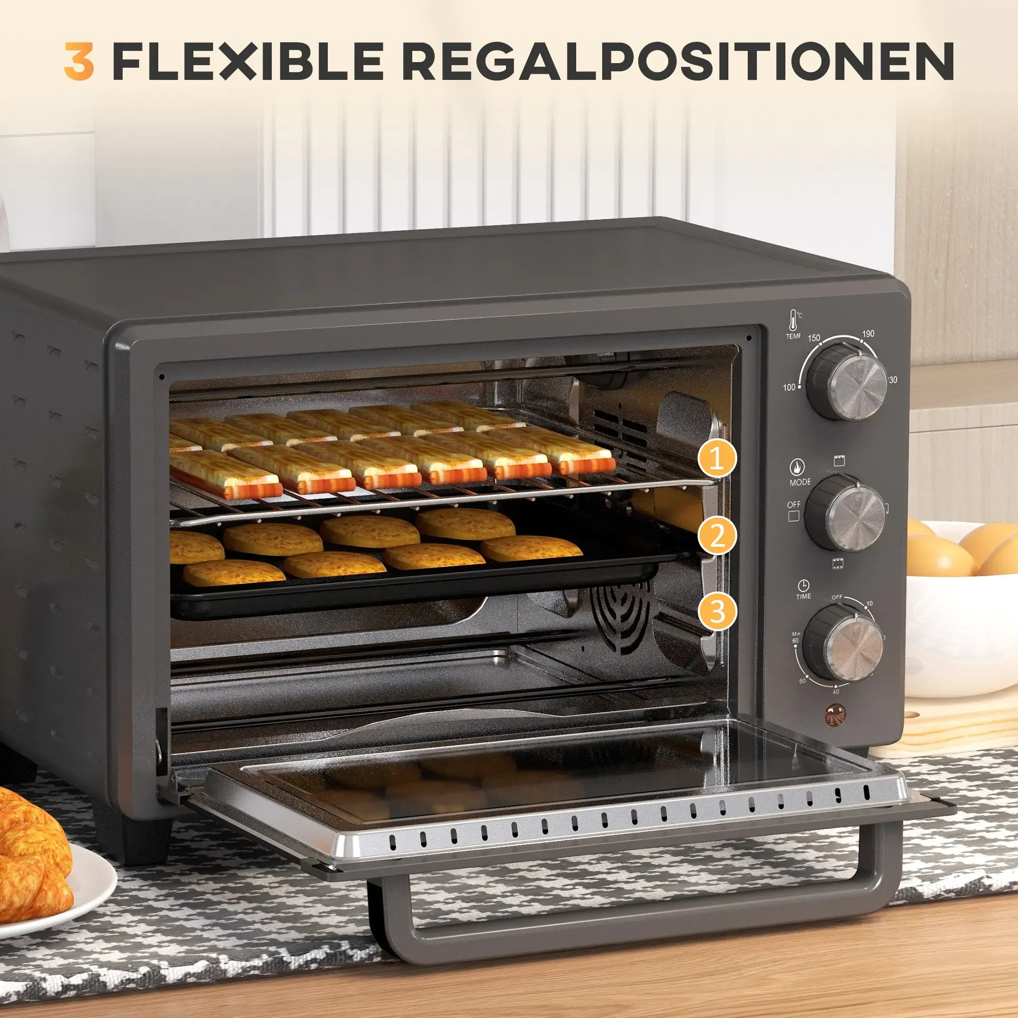 Ein offener Backofen mit Backwaren. Bedienelemente rechts. Ein Croissant ist links sichtbar.
