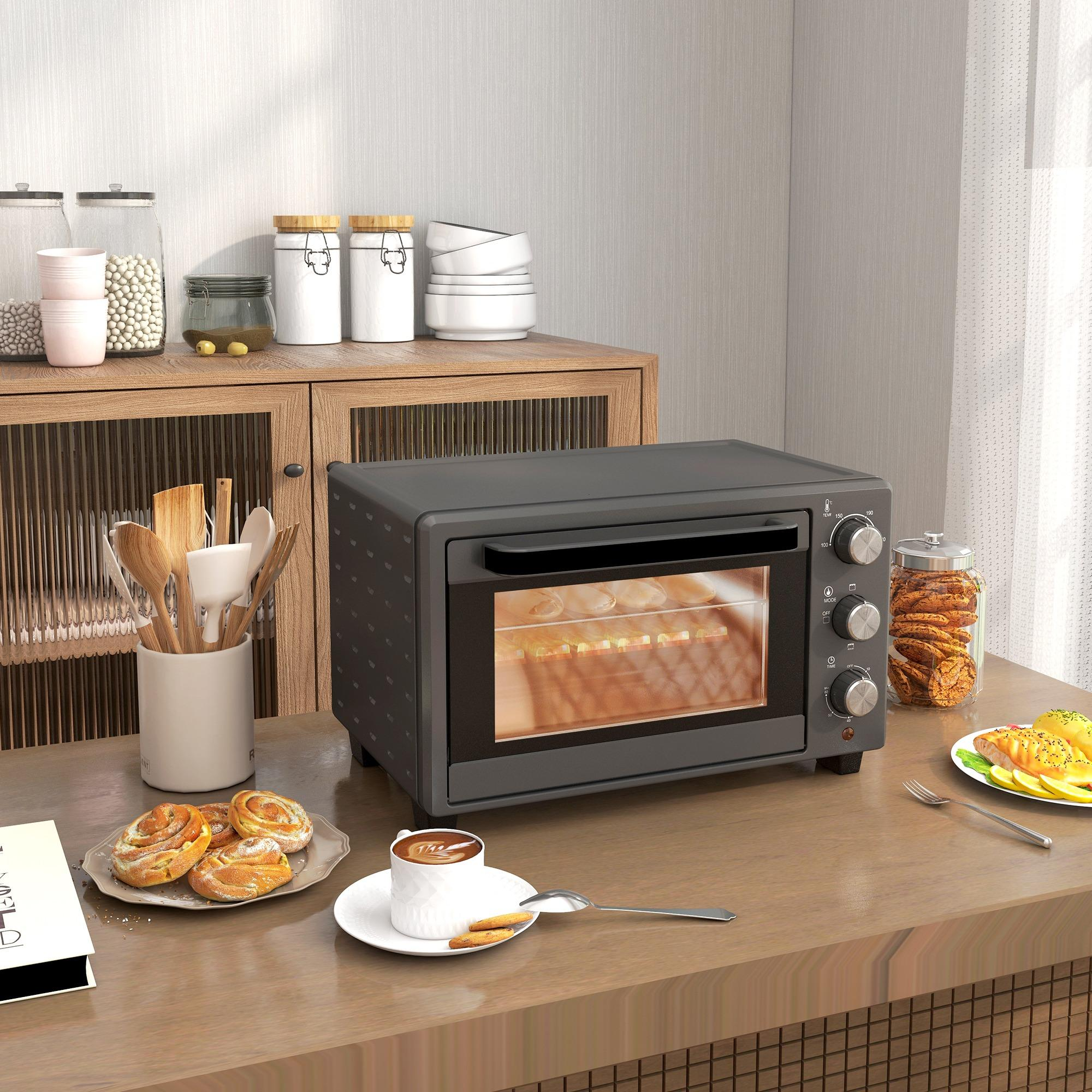 Küchenszene mit schwarzem Ofen, Essen, Kaffee und Holzschränken. Backwaren sind im Ofen.