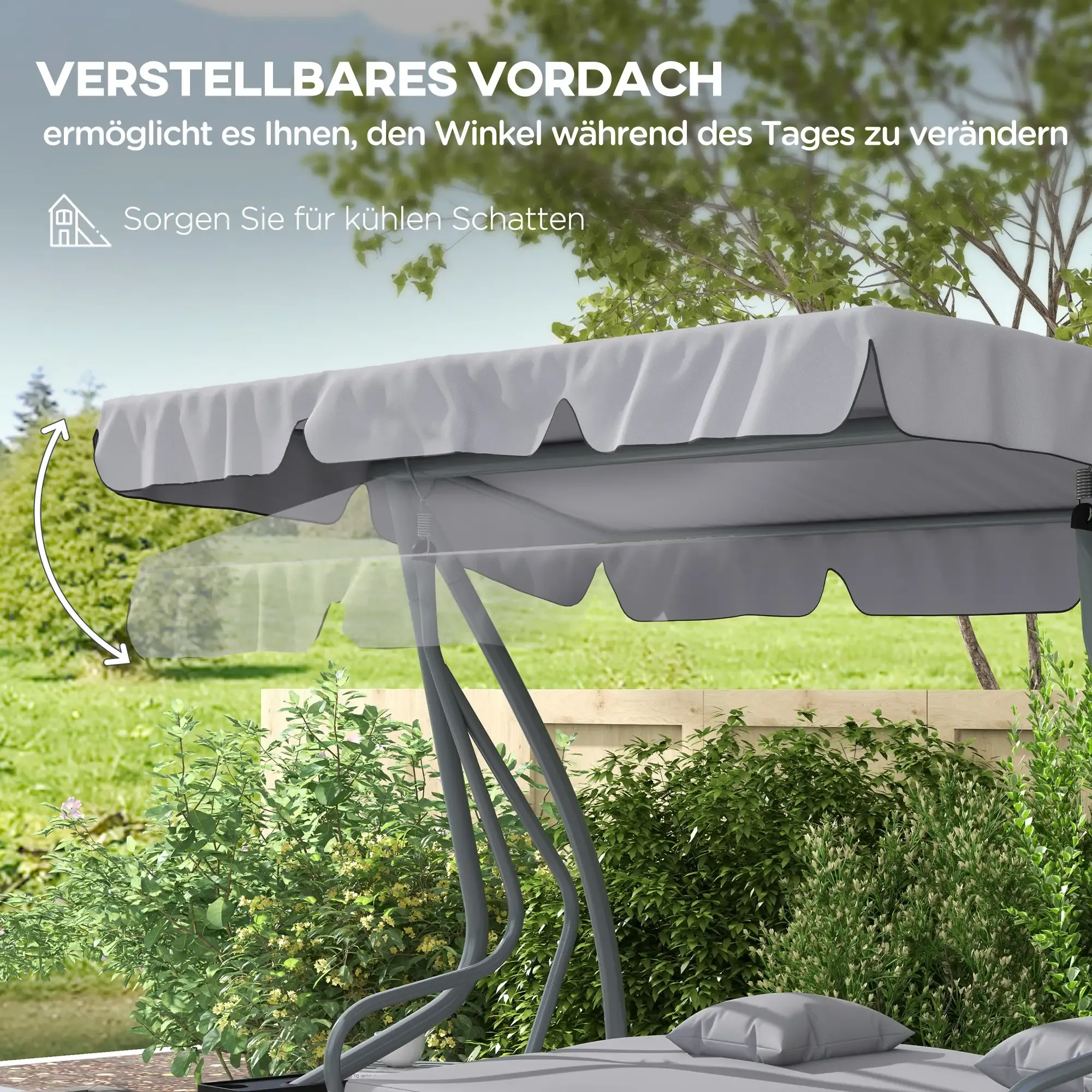 Eine graue Schaukel mit verstellbarem Verdeck steht in einem Garten. Grüne Büsche und ein Holzzaun sind im Hintergrund.