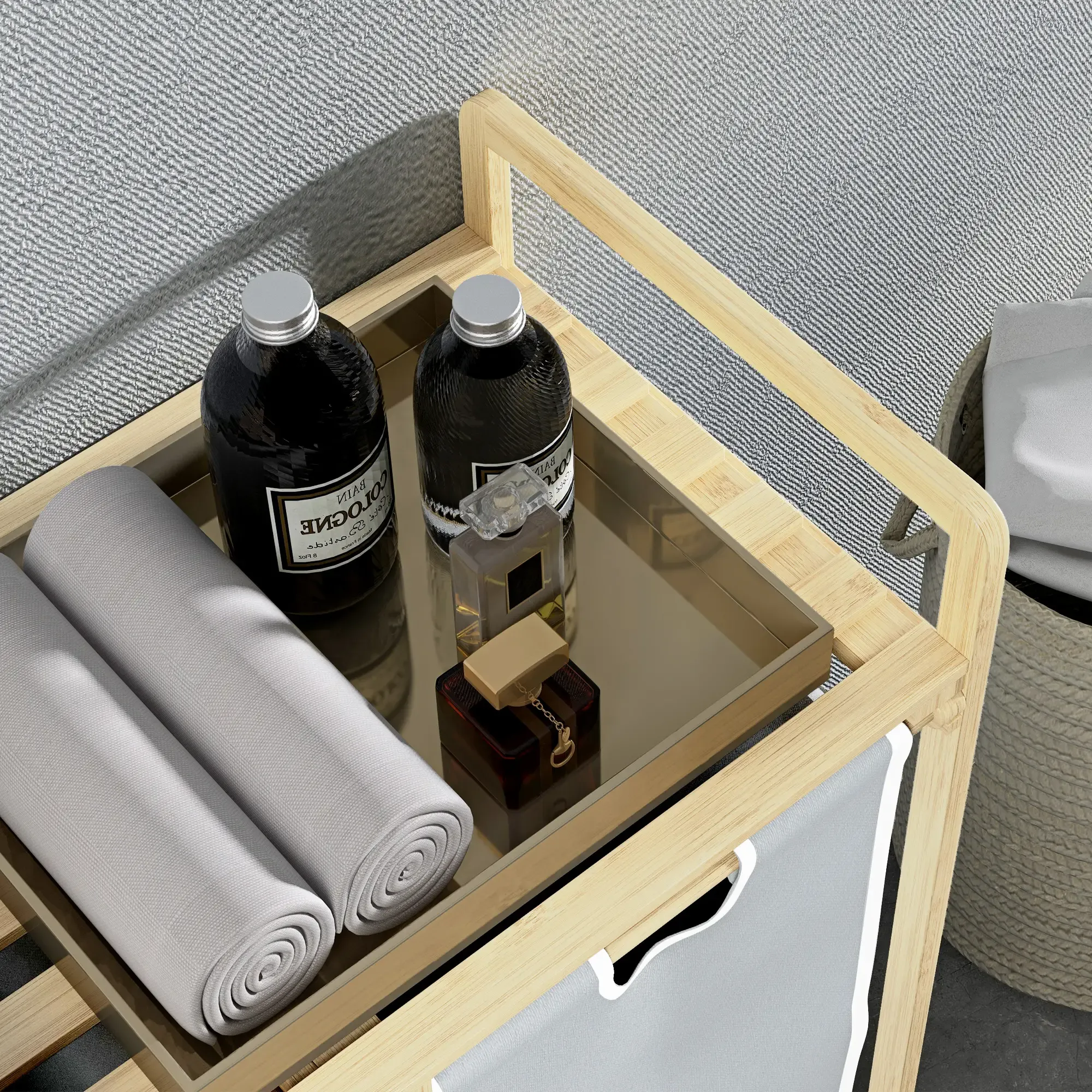 Ein Holzregal mit Handtüchern, Flaschen und Parfüm steht vor einer grauen Wand. Neben dem Regal steht ein Wäschekorb.