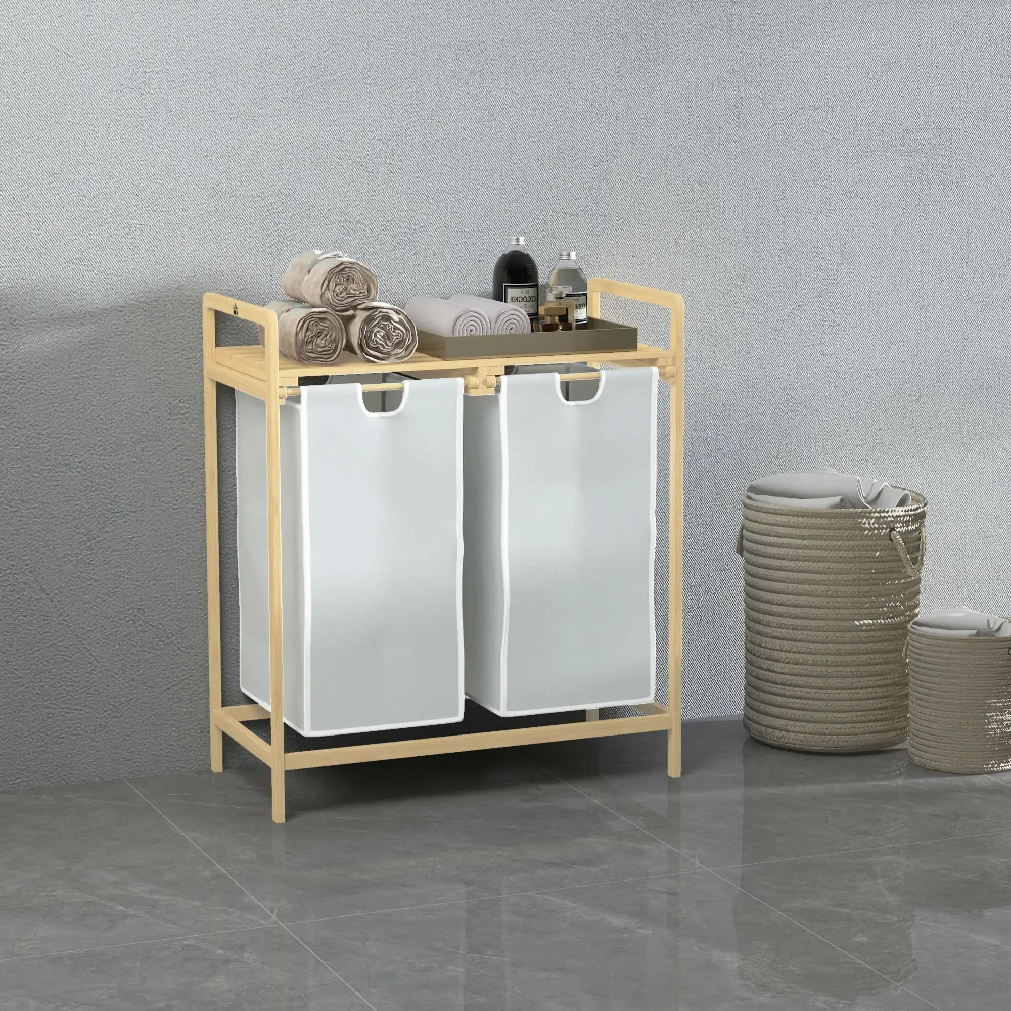 Ein Wäschekorb aus Holz mit zwei weißen Säcken, Handtüchern und Toilettenartikeln oben. Rechts stehen zwei Weidenkörbe.