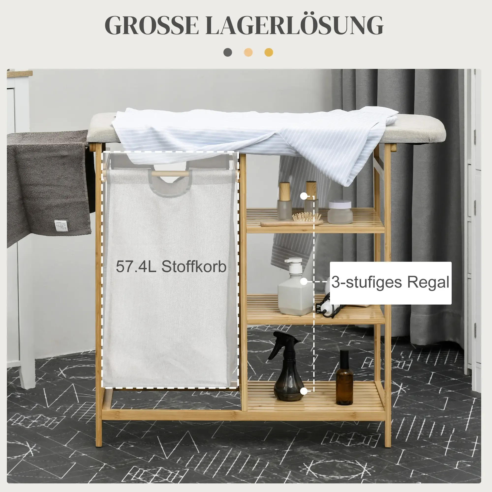 Ein hölzerner Wickeltisch mit Regalen, einem Wäschekorb und Handtüchern. Auf den Regalen stehen Toilettenartikel. Oben liegt ein gestreiftes Laken.