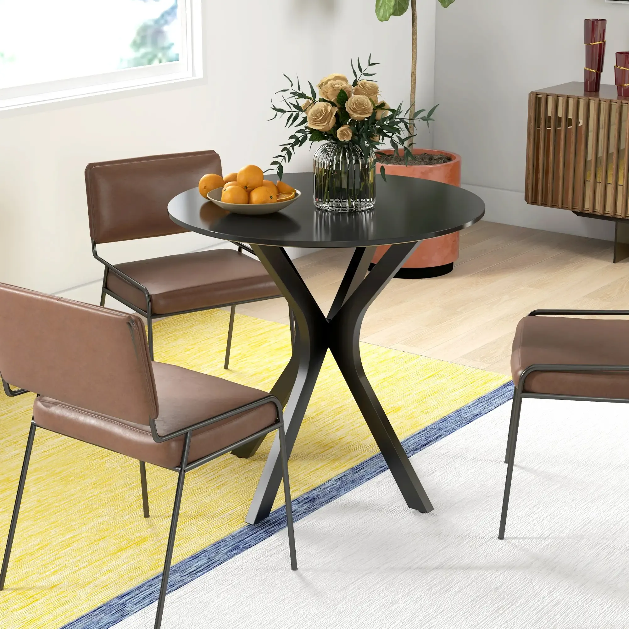 Eine Esstischszene mit einem schwarzen Tisch, braunen Stühlen, einer Blumenvase und einer Schüssel mit Orangen.