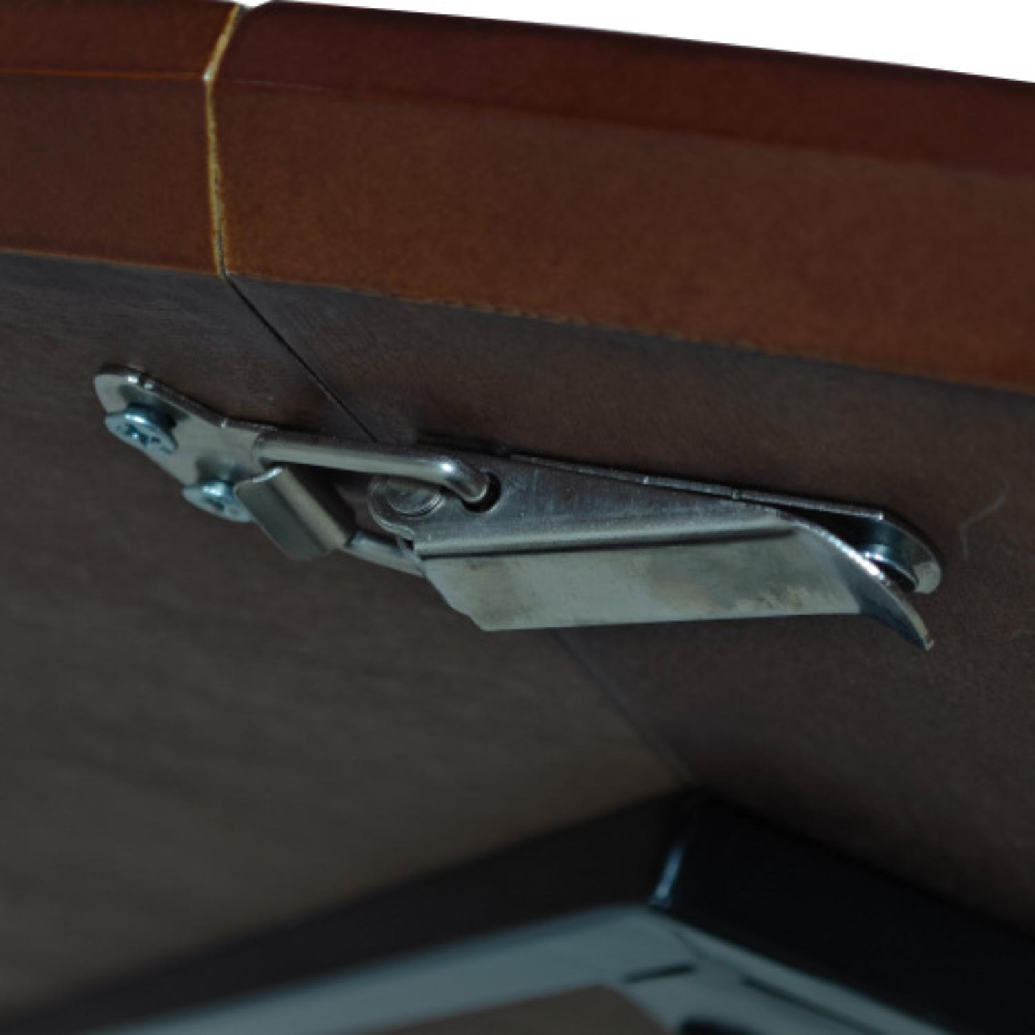 Nahaufnahme eines braunen Holztisches mit Metallscharnier und Schrauben. Der Tisch ist teilweise geöffnet.