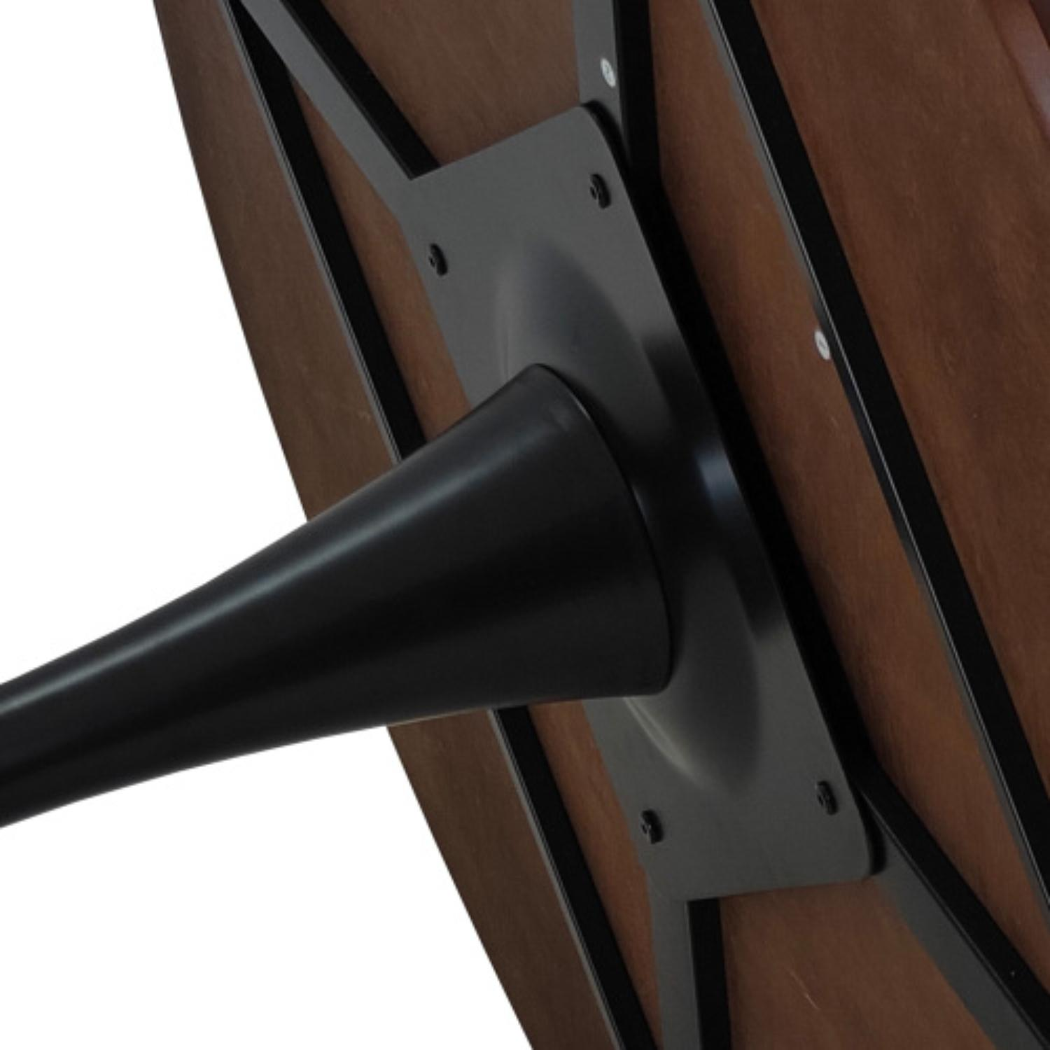 Ansicht von unter einem runden Holztisch. Schwarzer Metallsockel stützt die braune Tischplatte. Das Tischbein ist ebenfalls schwarz.