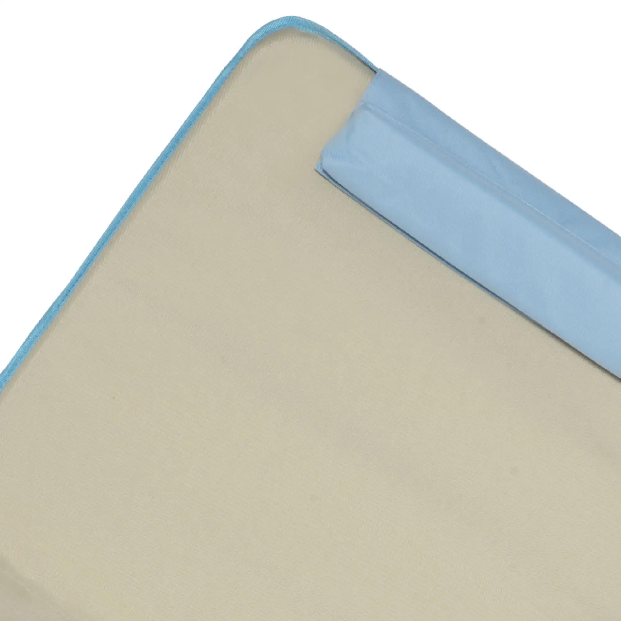 Eine hellbeige Oberfläche mit hellblauem Rand und einem hellblauen rechteckigen Objekt.