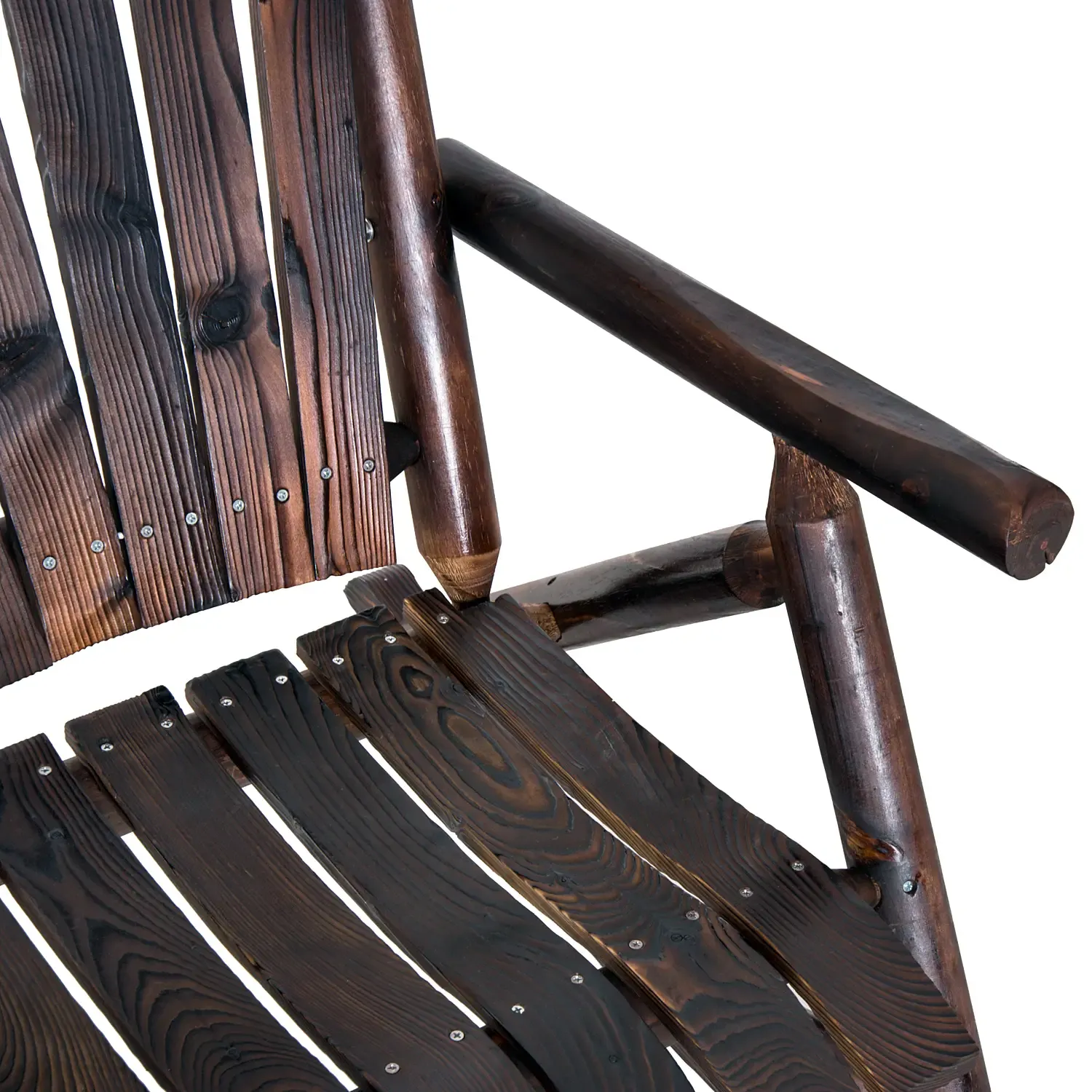 Nahaufnahme eines dunklen Holzstuhls. Der Stuhl hat eine Lattenlehne und -sitzfläche sowie eine geschwungene Armlehne. Das Holz hat sichtbare Maserung.