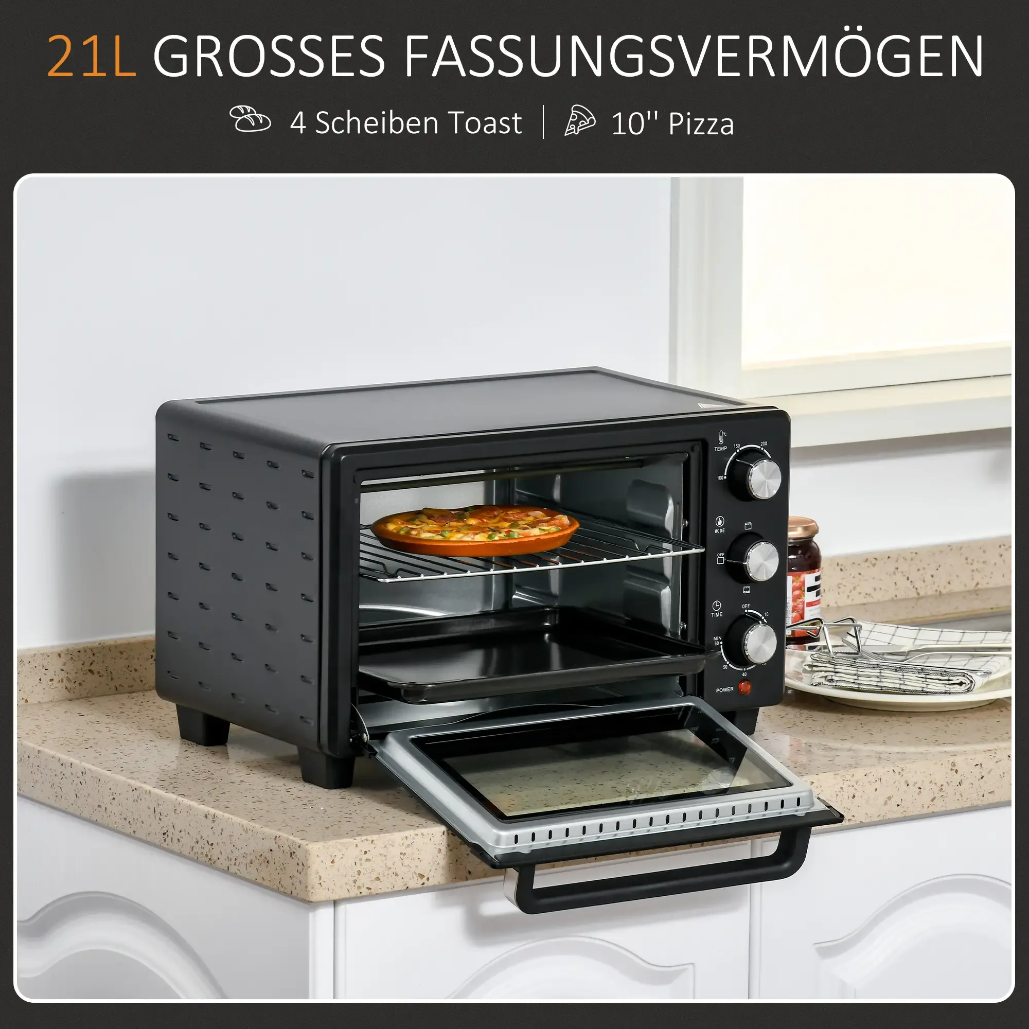 Schwarzer Toaster mit Pizza. Der Ofen ist offen und steht auf einer Arbeitsplatte. Bedienelemente sichtbar.