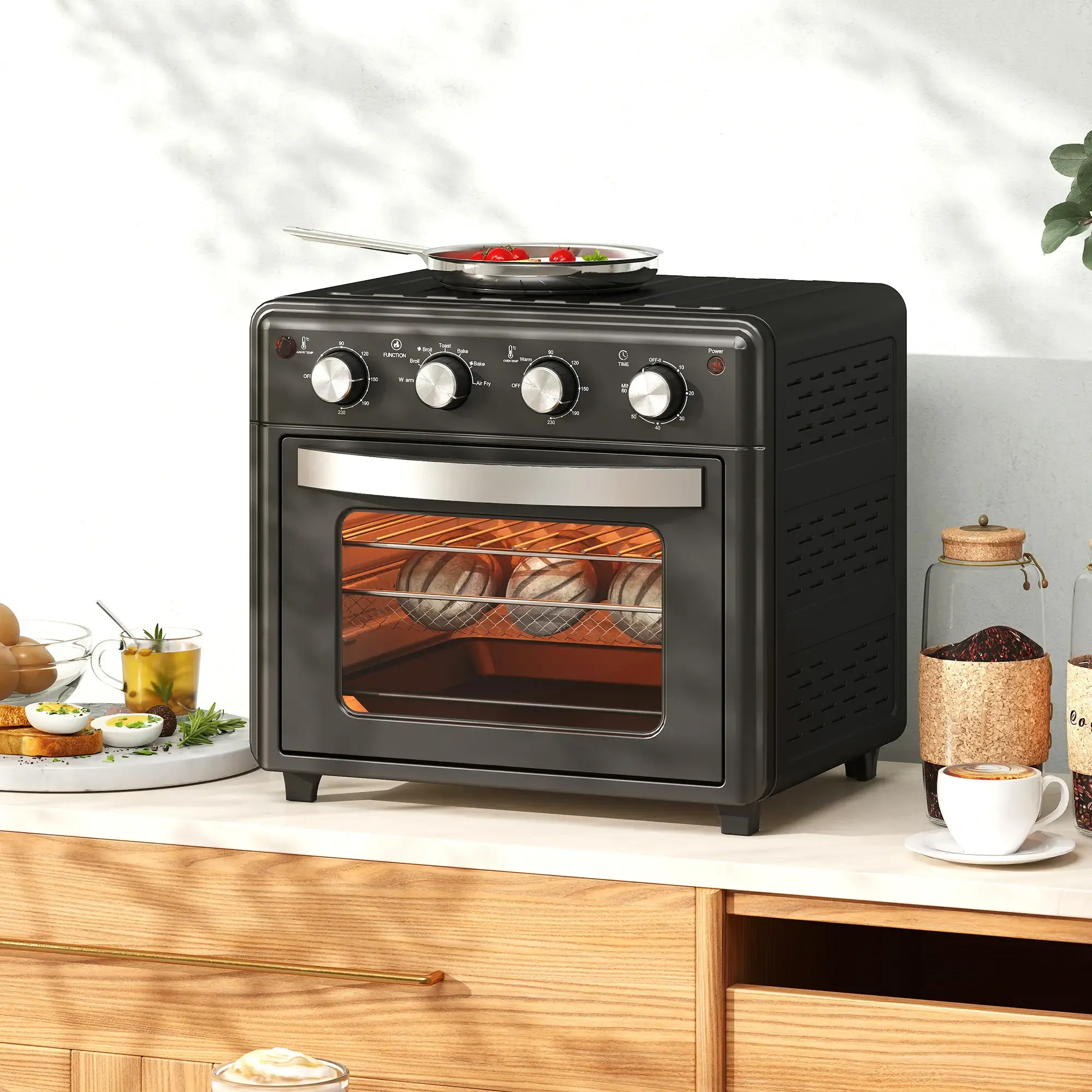 Ein schwarzer Ofen mit einer Pfanne oben und Essen im Inneren. Es steht auf einer Holztheke mit Essen und Getränken.