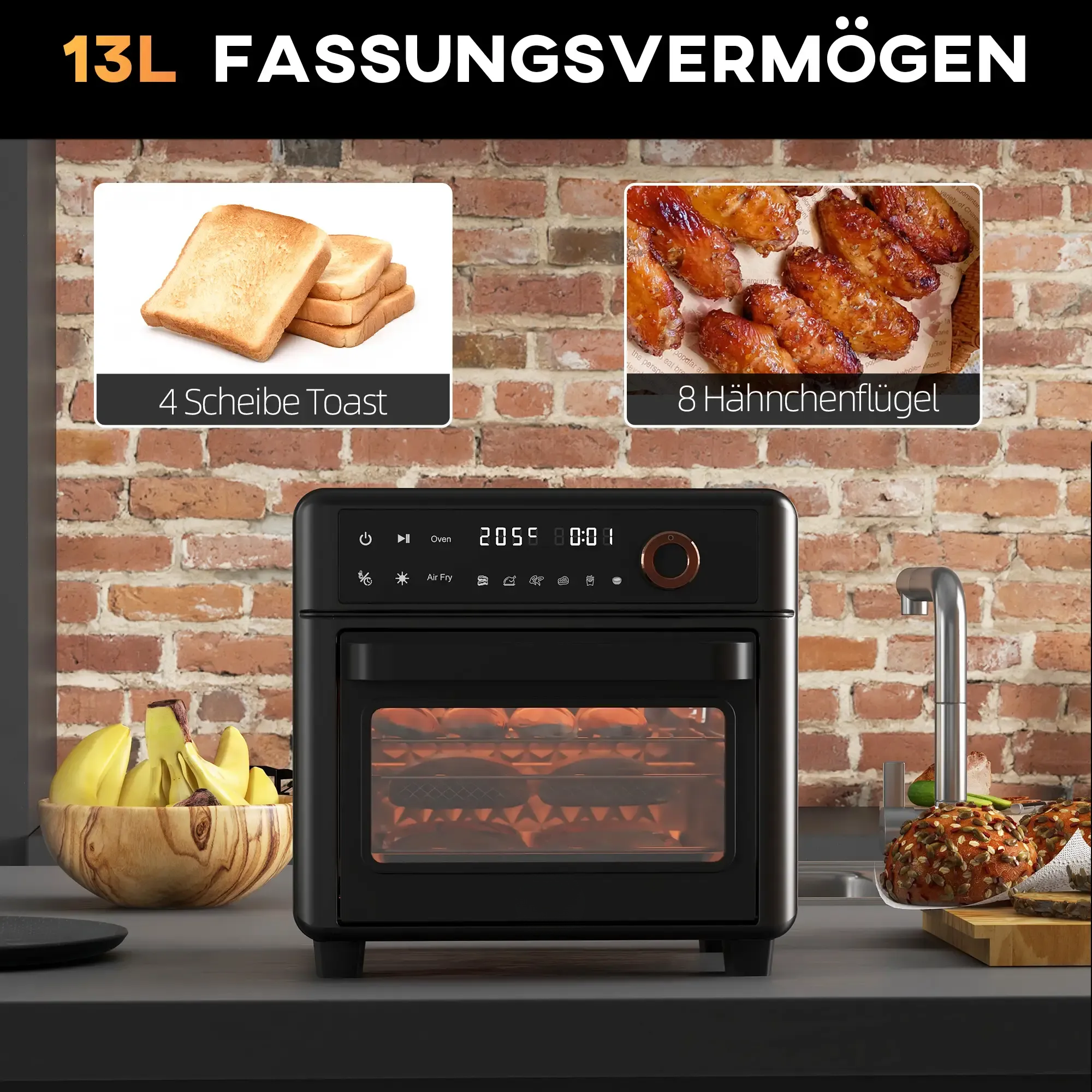 Ein Heißluftfritteuse mit Toast und Hähnchenflügeln. Der Ofen zeigt Temperatur und Zeit. Eine Holzschale mit Bananen.