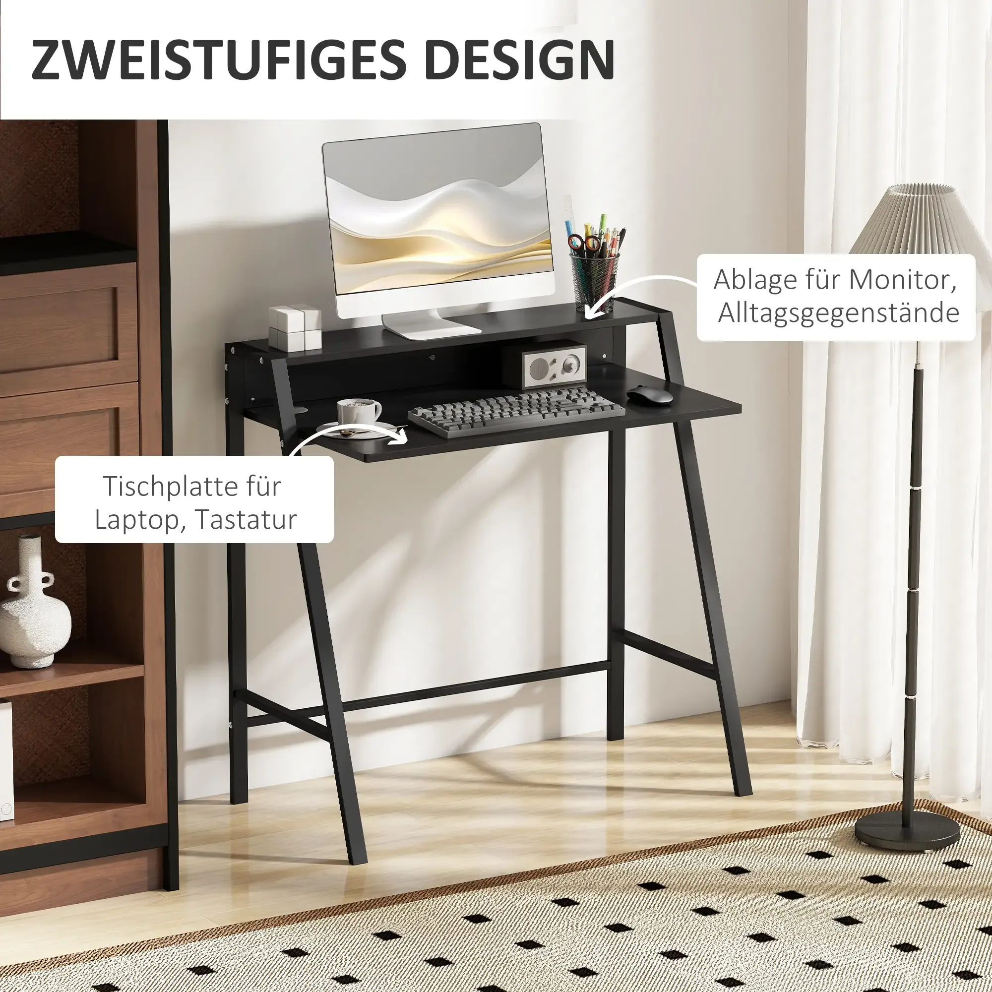 Schwarzer Schreibtisch mit Computer, Tastatur und Zubehör. Eine Lampe, ein Teppich und ein Holzschrank befinden sich im Raum.