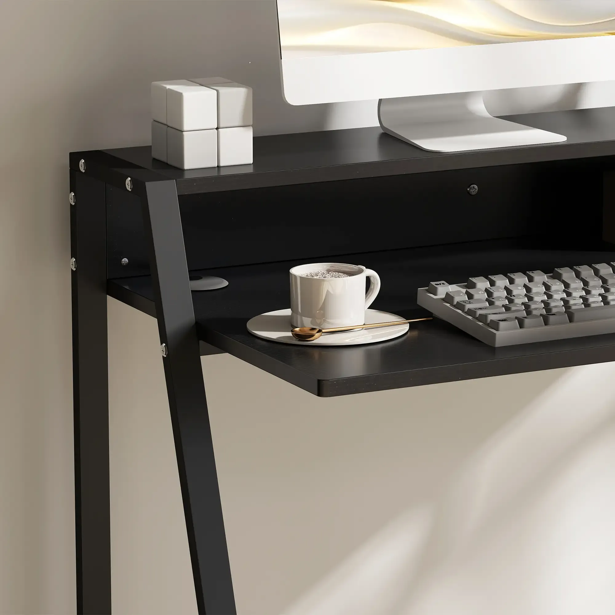 Auf einem schwarzen Schreibtisch befinden sich ein Computer, eine Tastatur und eine Kaffeetasse. Ein weißer Würfel liegt auf dem Schreibtisch.